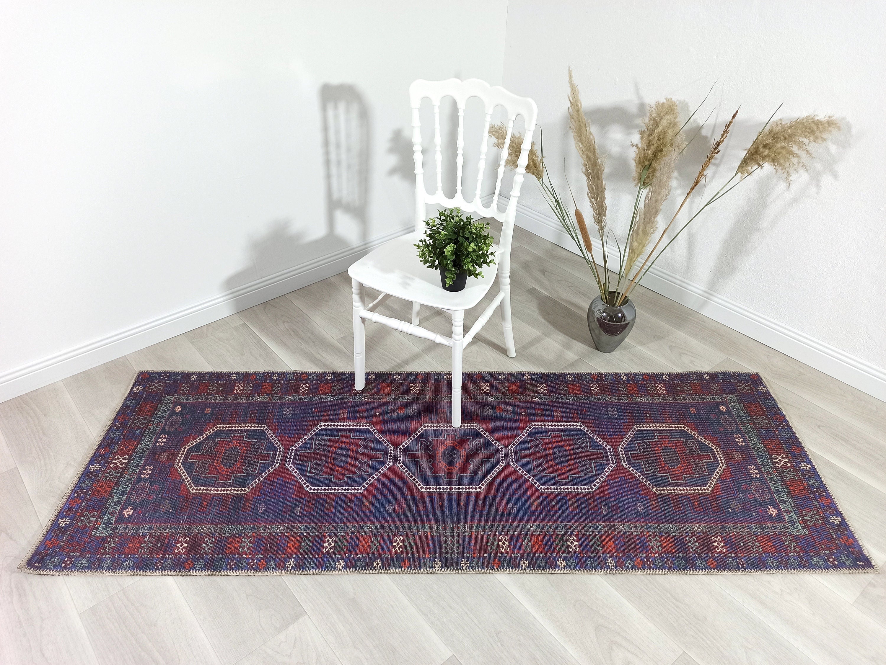 Marineblauer und roter Vintage-Teppich