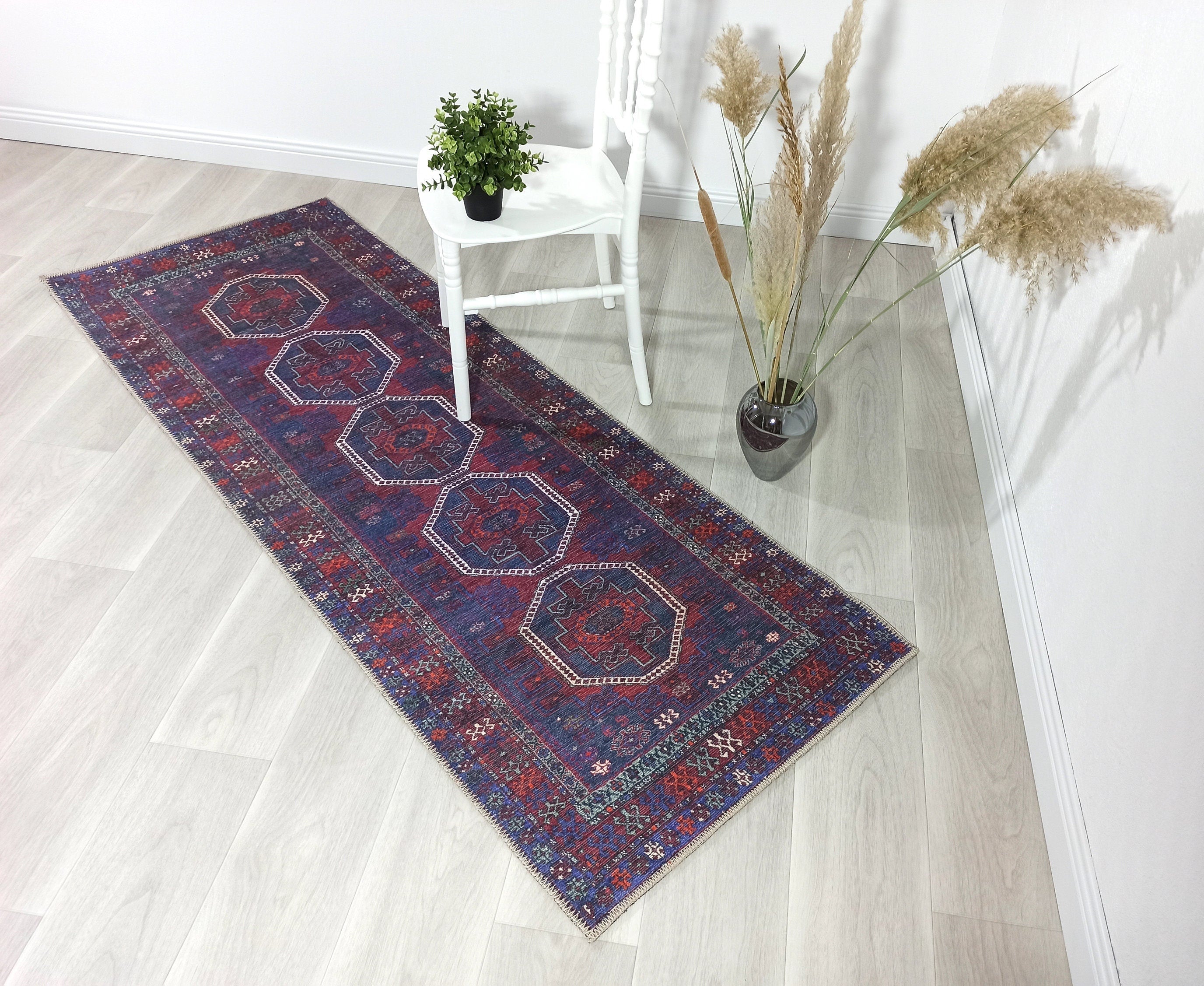 Marineblauer und roter Vintage-Teppich