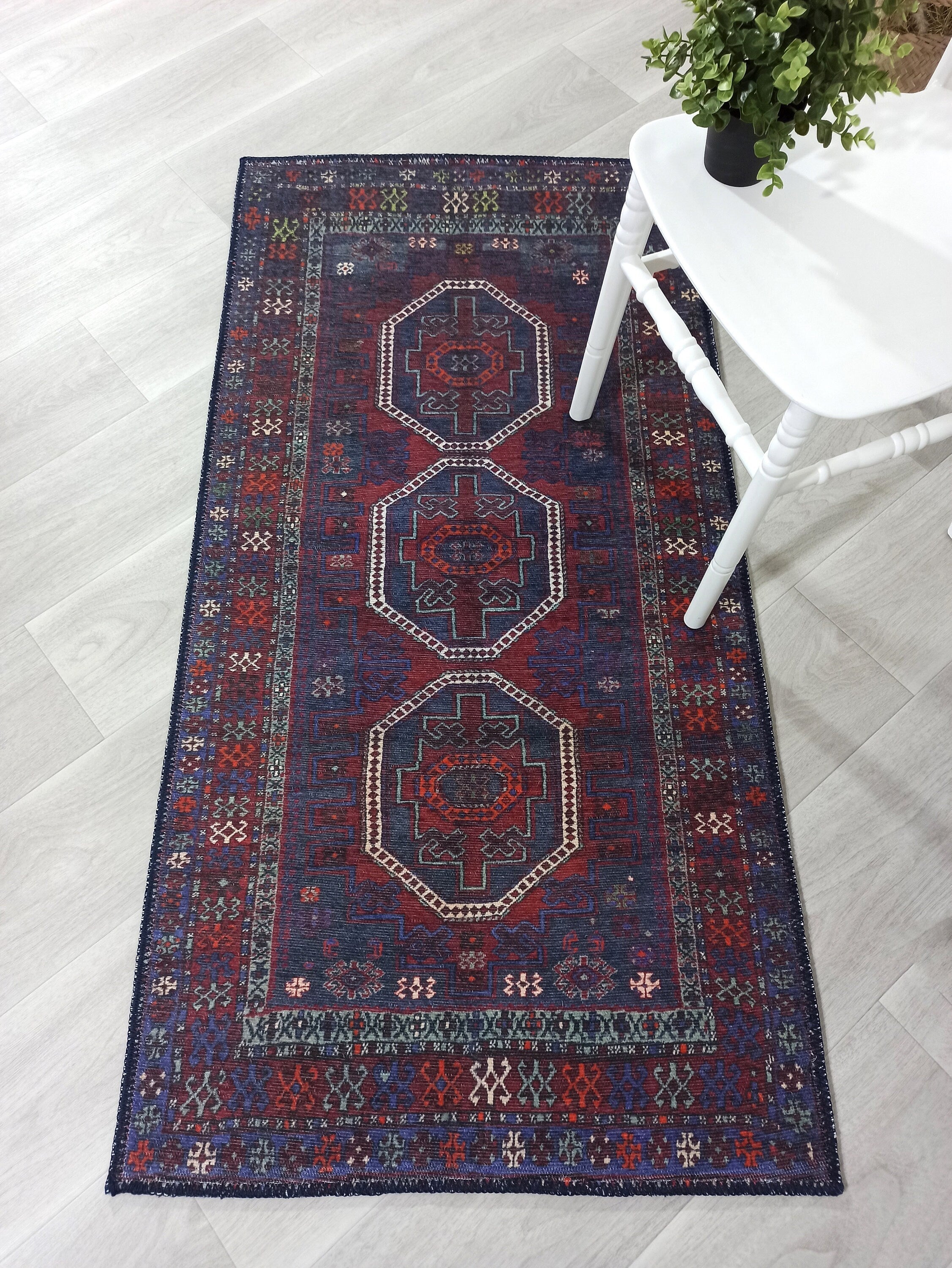 Marineblauer und roter Vintage-Teppich