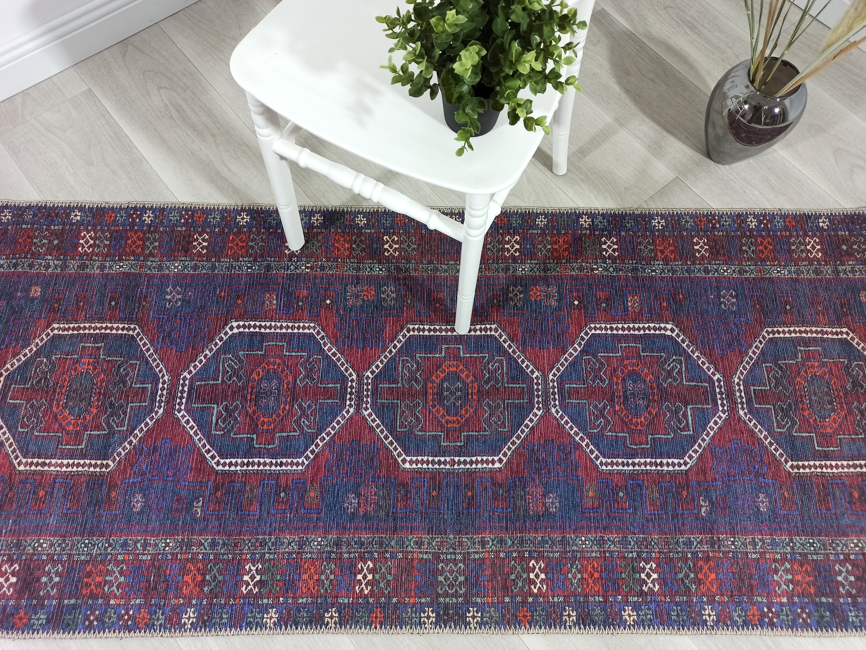 Marineblauer und roter Vintage-Teppich