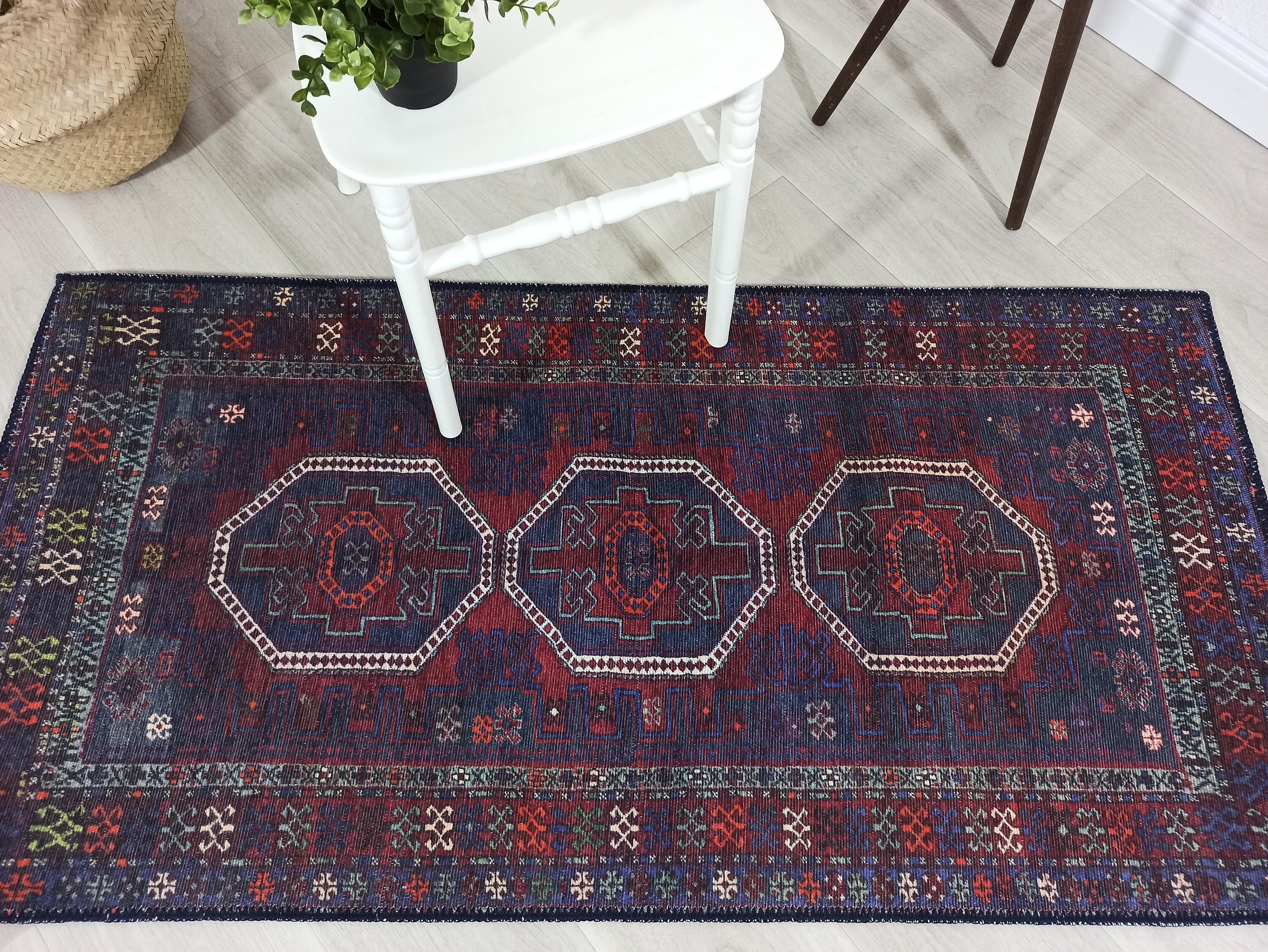 Marineblauer und roter Vintage-Teppich