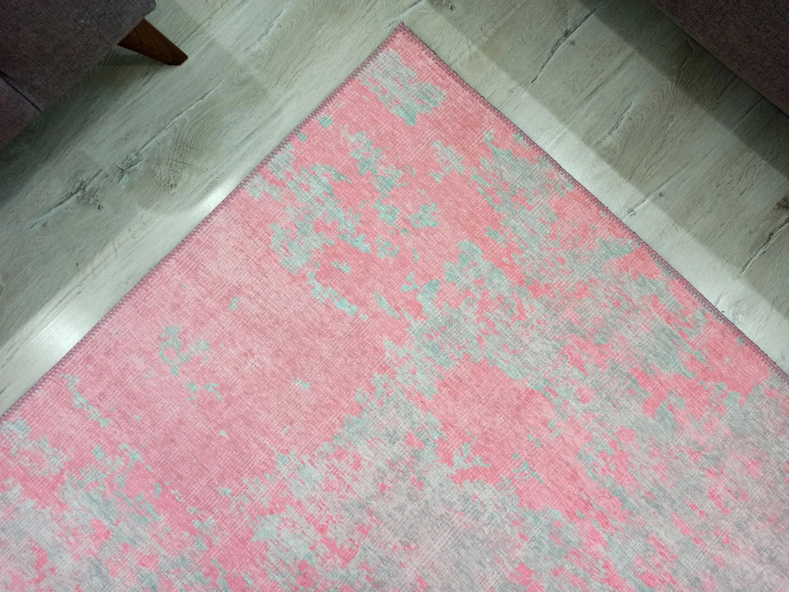 Pembe ve Gri Soyut Desenli Modern Halı