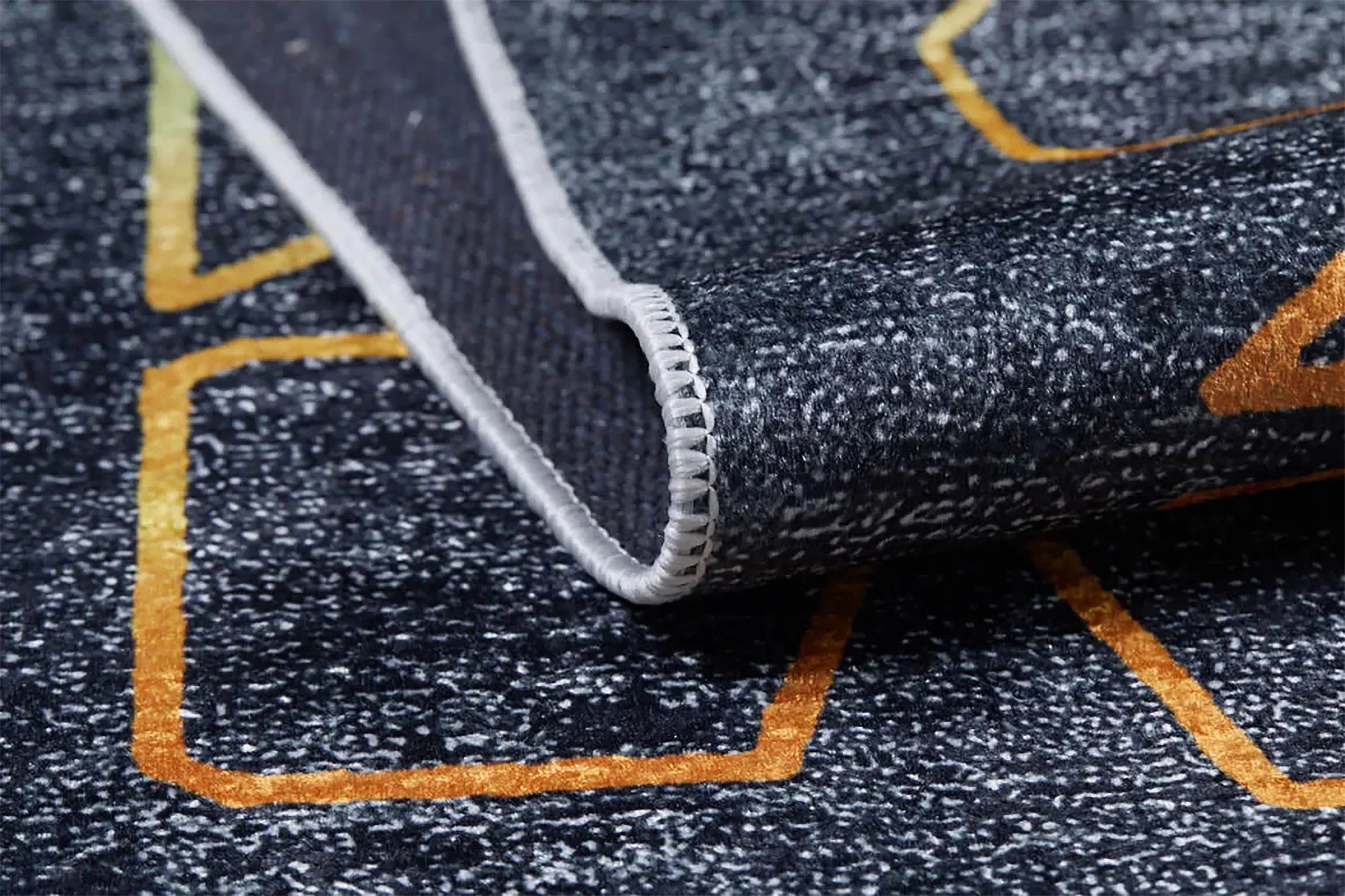 Selçuklu Desenli Geometrik Siyah Altın Halı-Pera Halı