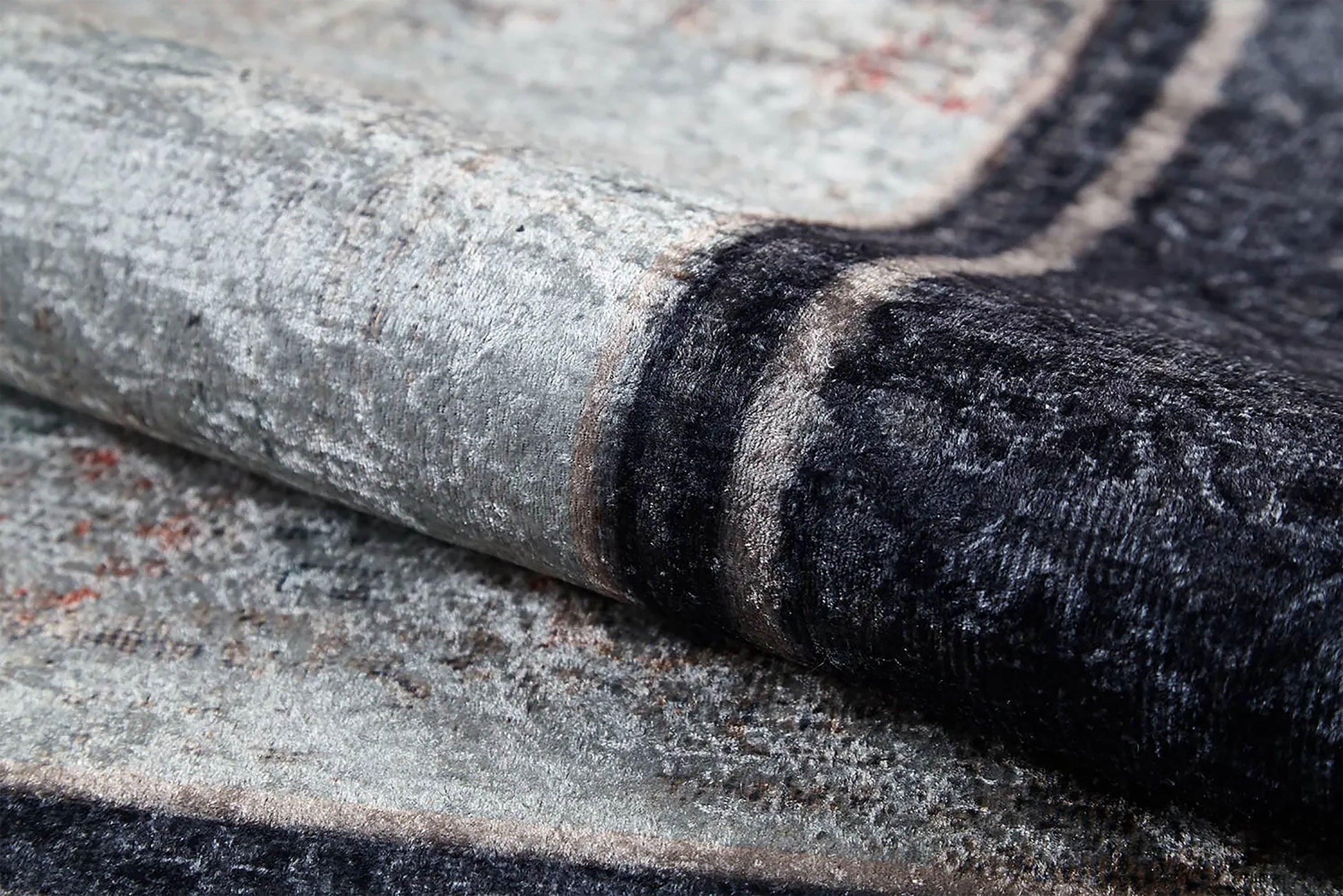 Siyah Beyaz Eskitme Oryantal Çerçeveli Halı-Pera Halı