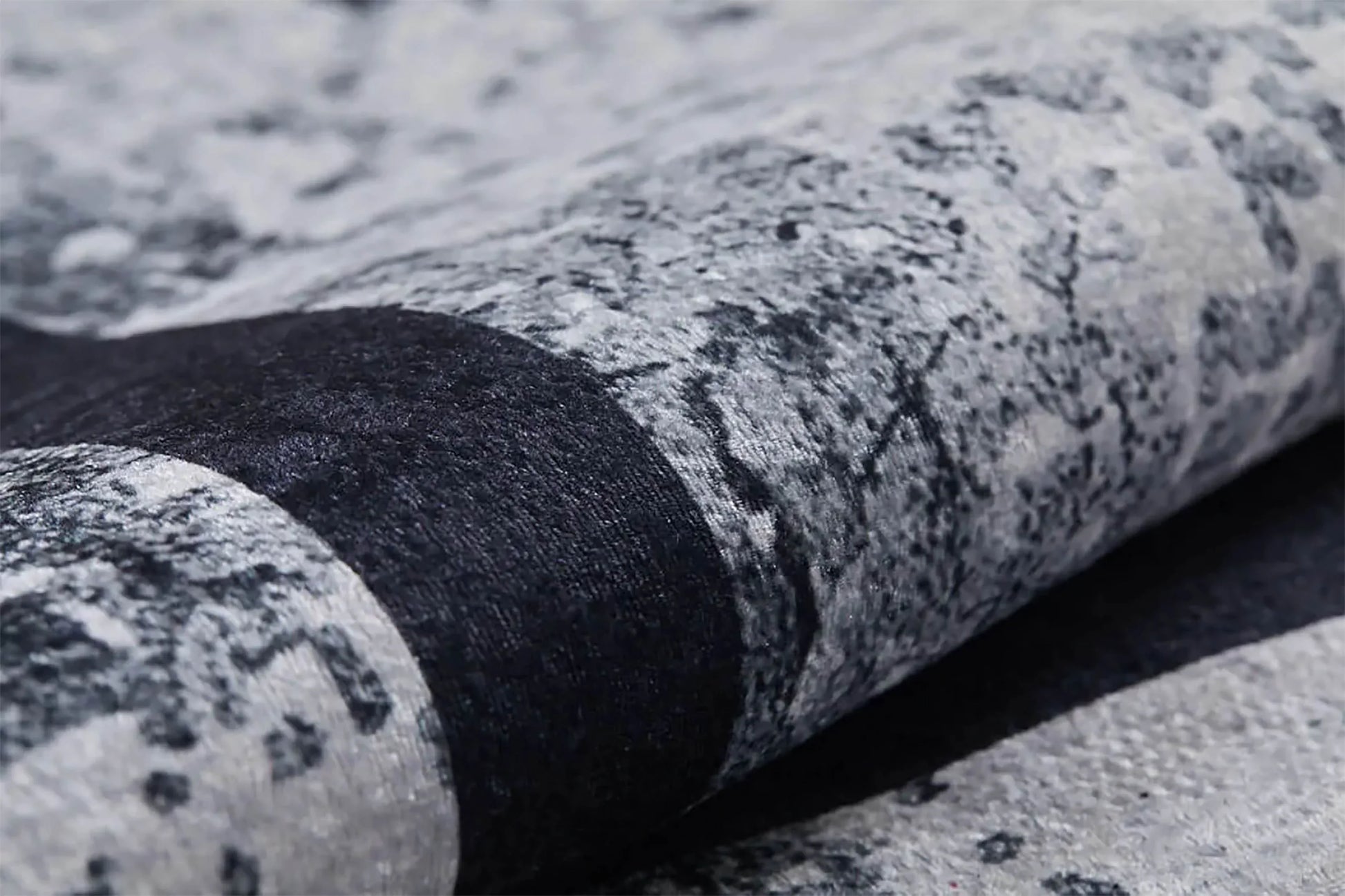 Siyah Beyaz Eskitme Zeminli Art Deco Bordürlü Modern Halı-Pera Halı