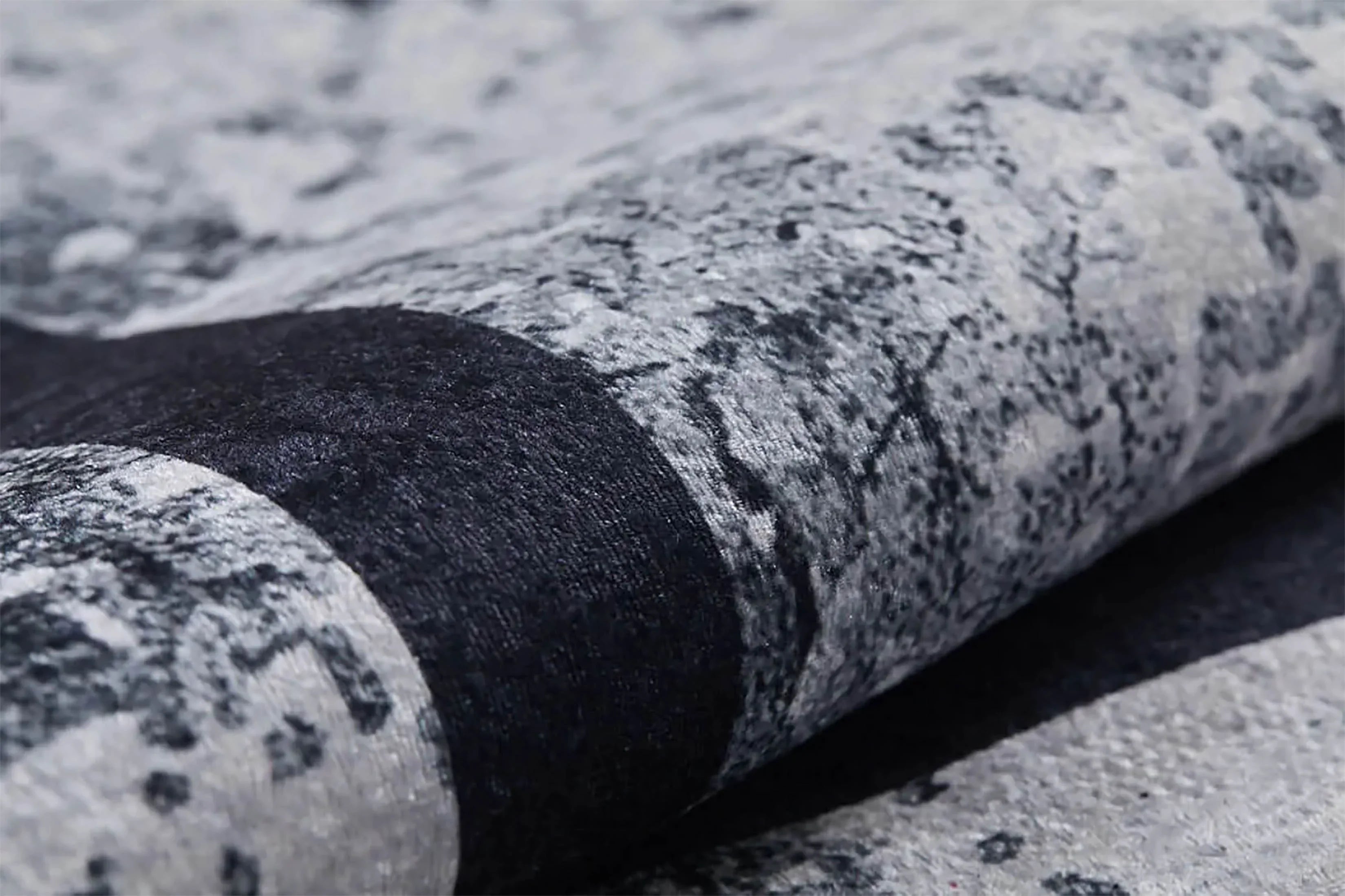 Siyah Beyaz Eskitme Zeminli Art Deco Bordürlü Modern Halı-Pera Halı