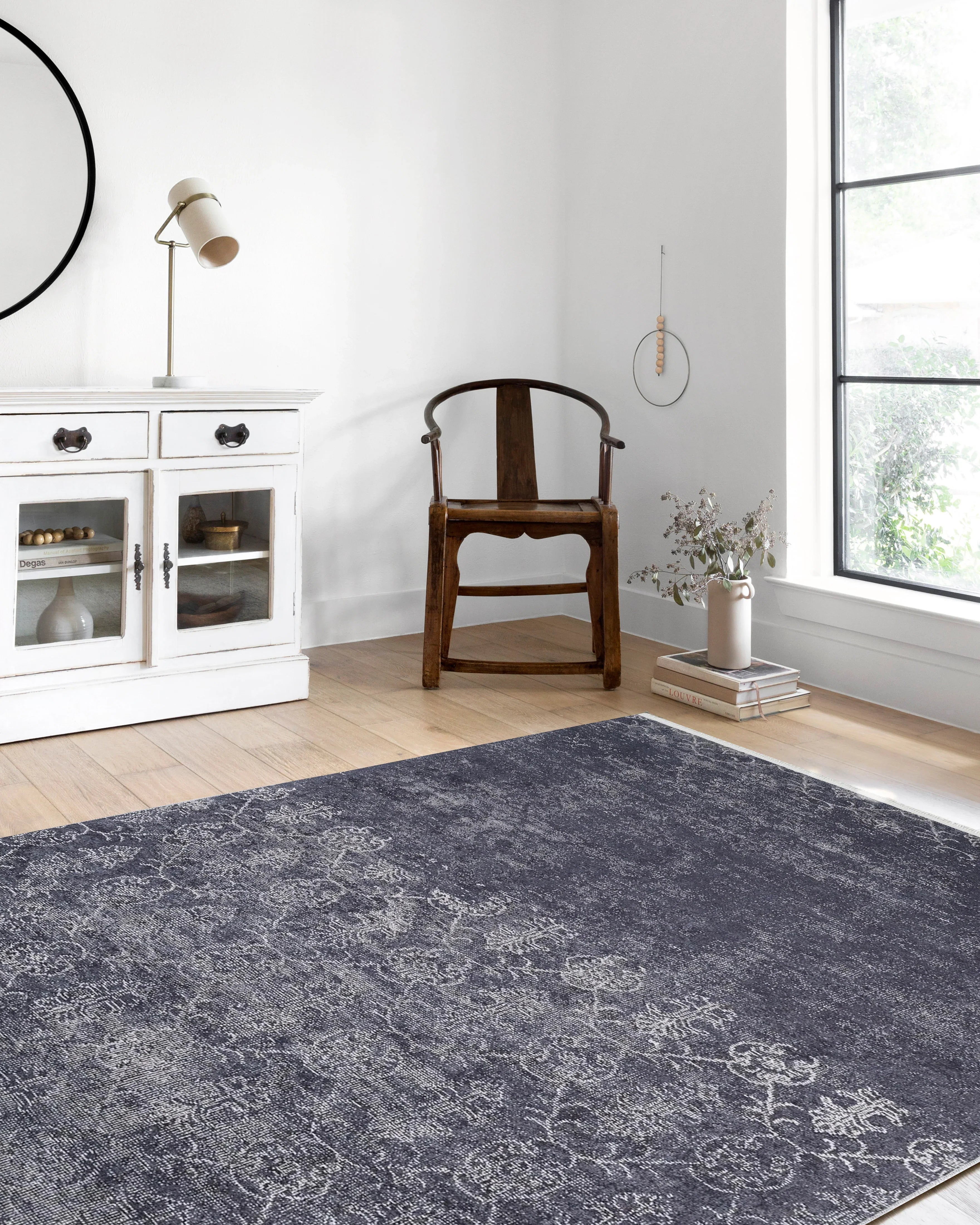 Siyah Beyaz Geometrik Çiçek Desenli Eskitme Halı-Pera Halı