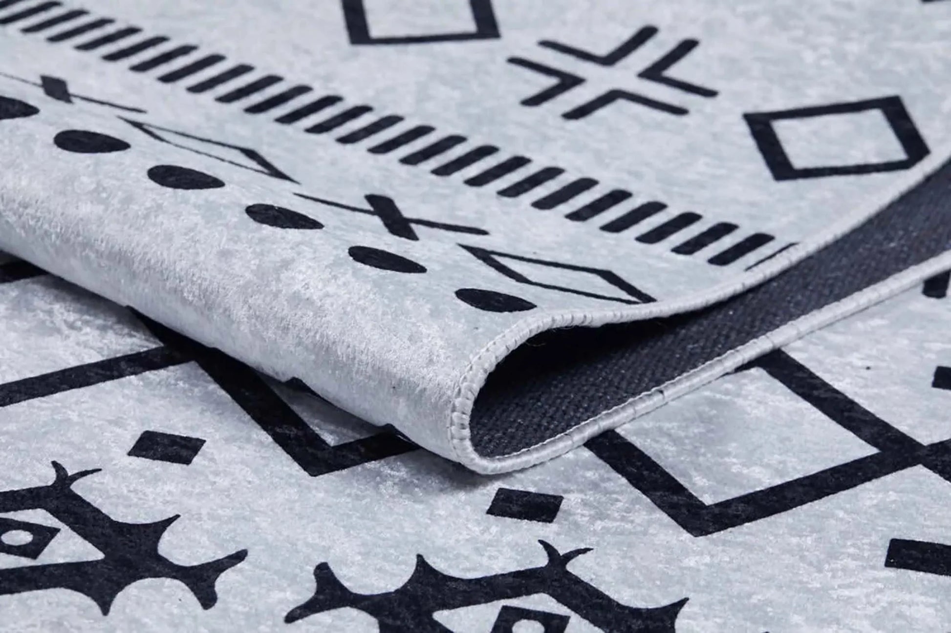 Siyah Beyaz Geometrik Desenli Bohem Halı-Pera Halı