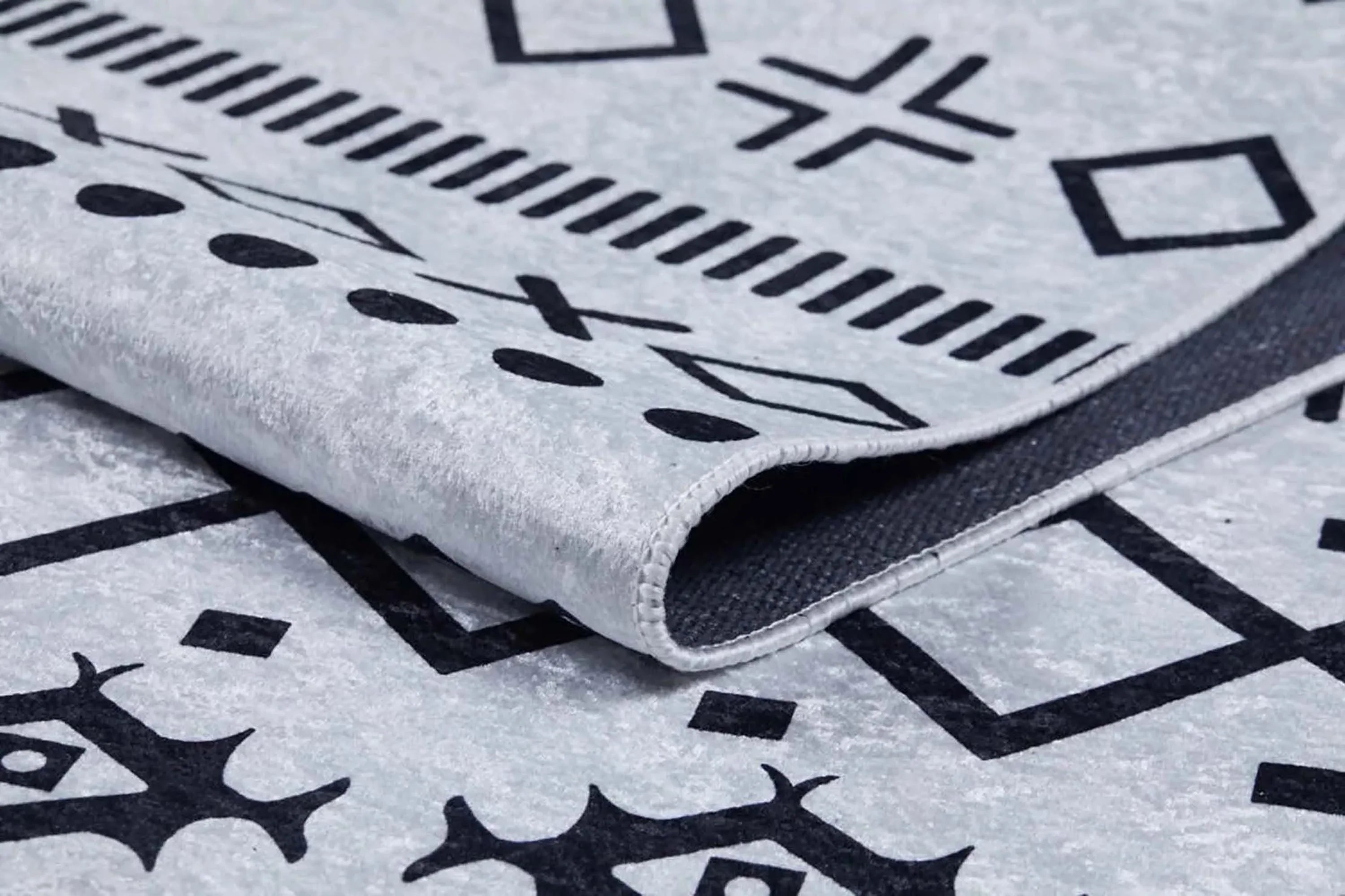 Siyah Beyaz Geometrik Desenli Bohem Halı-Pera Halı