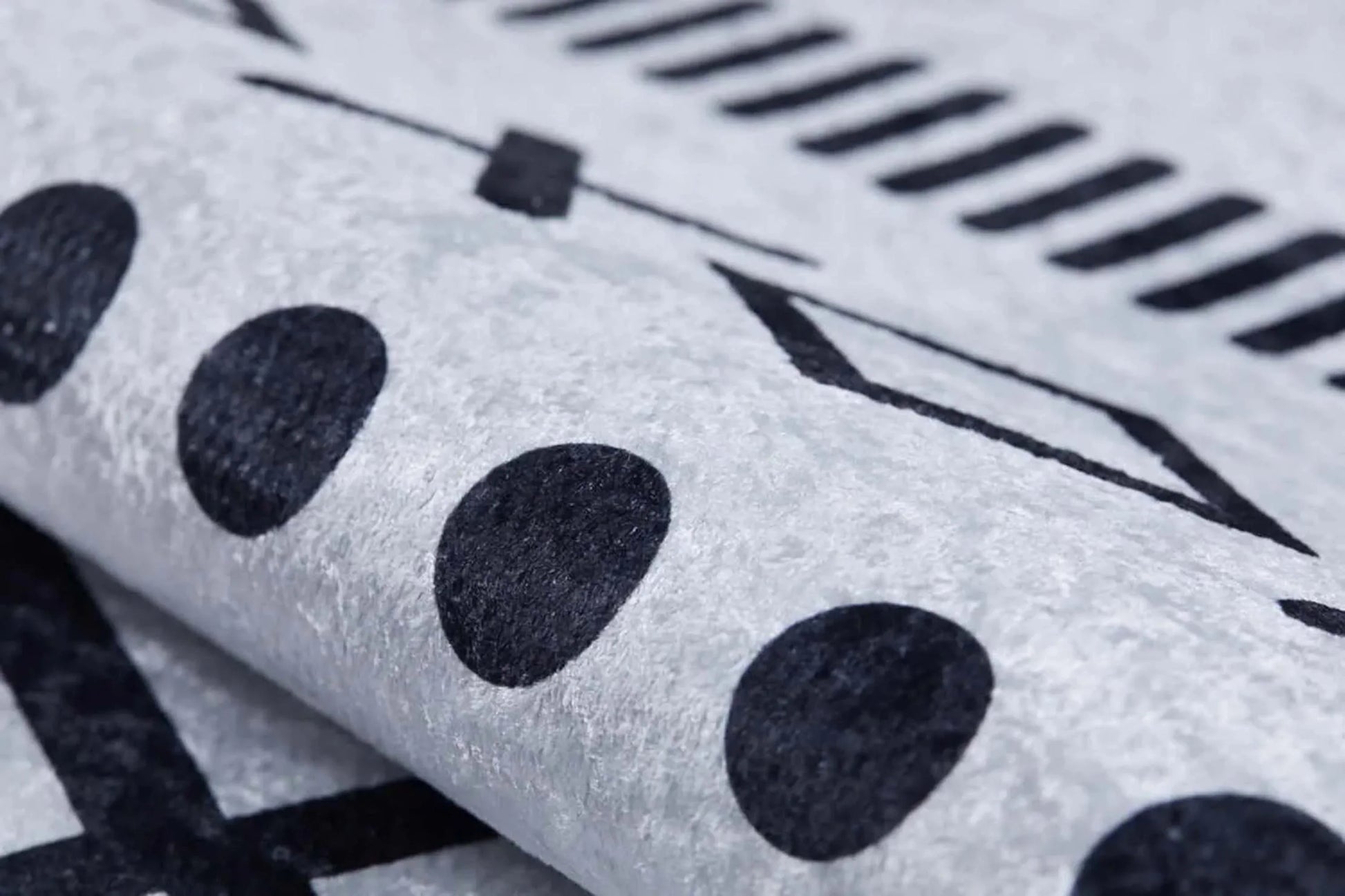 Siyah Beyaz Geometrik Desenli Bohem Halı-Pera Halı