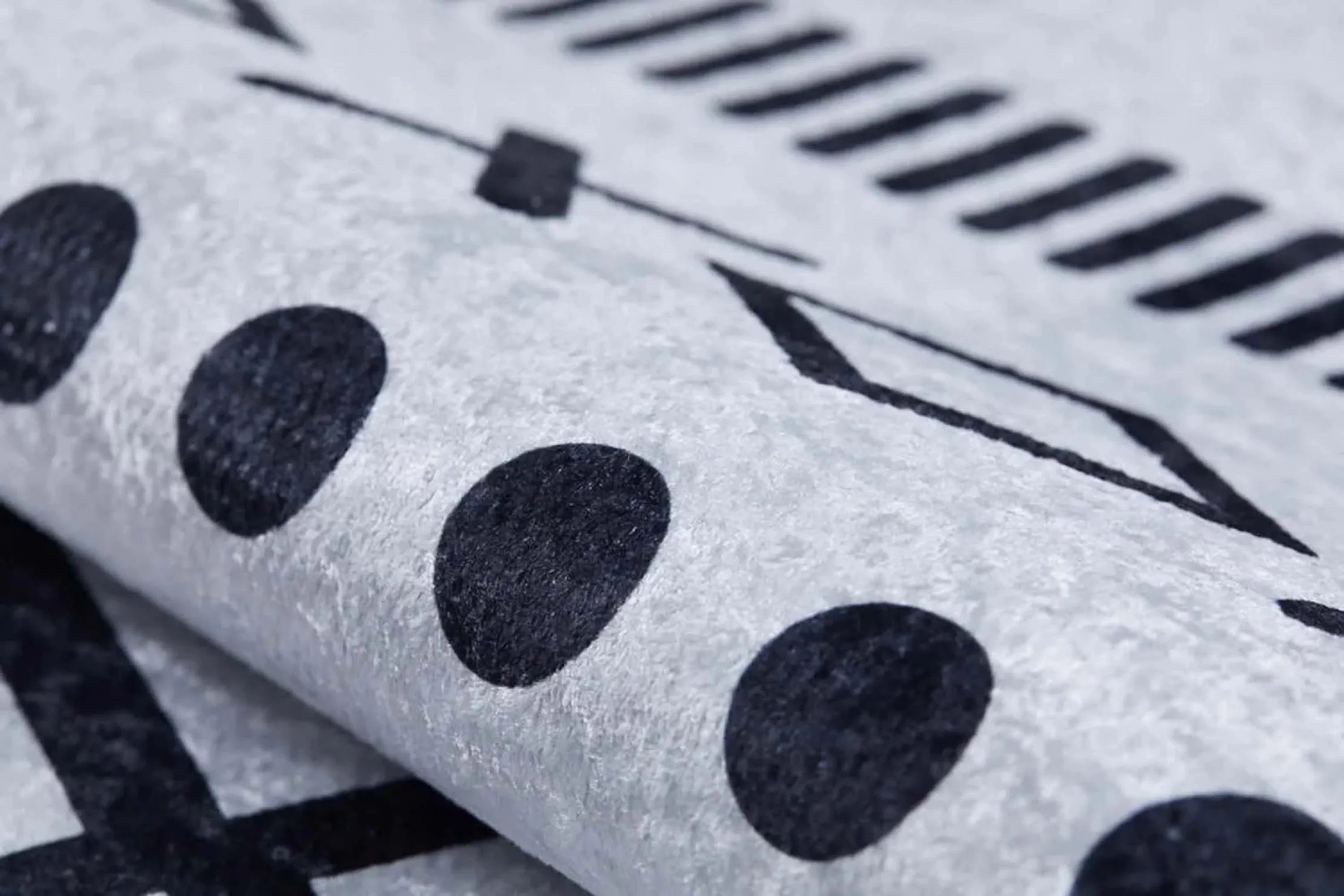 Siyah Beyaz Geometrik Desenli Bohem Halı-Pera Halı