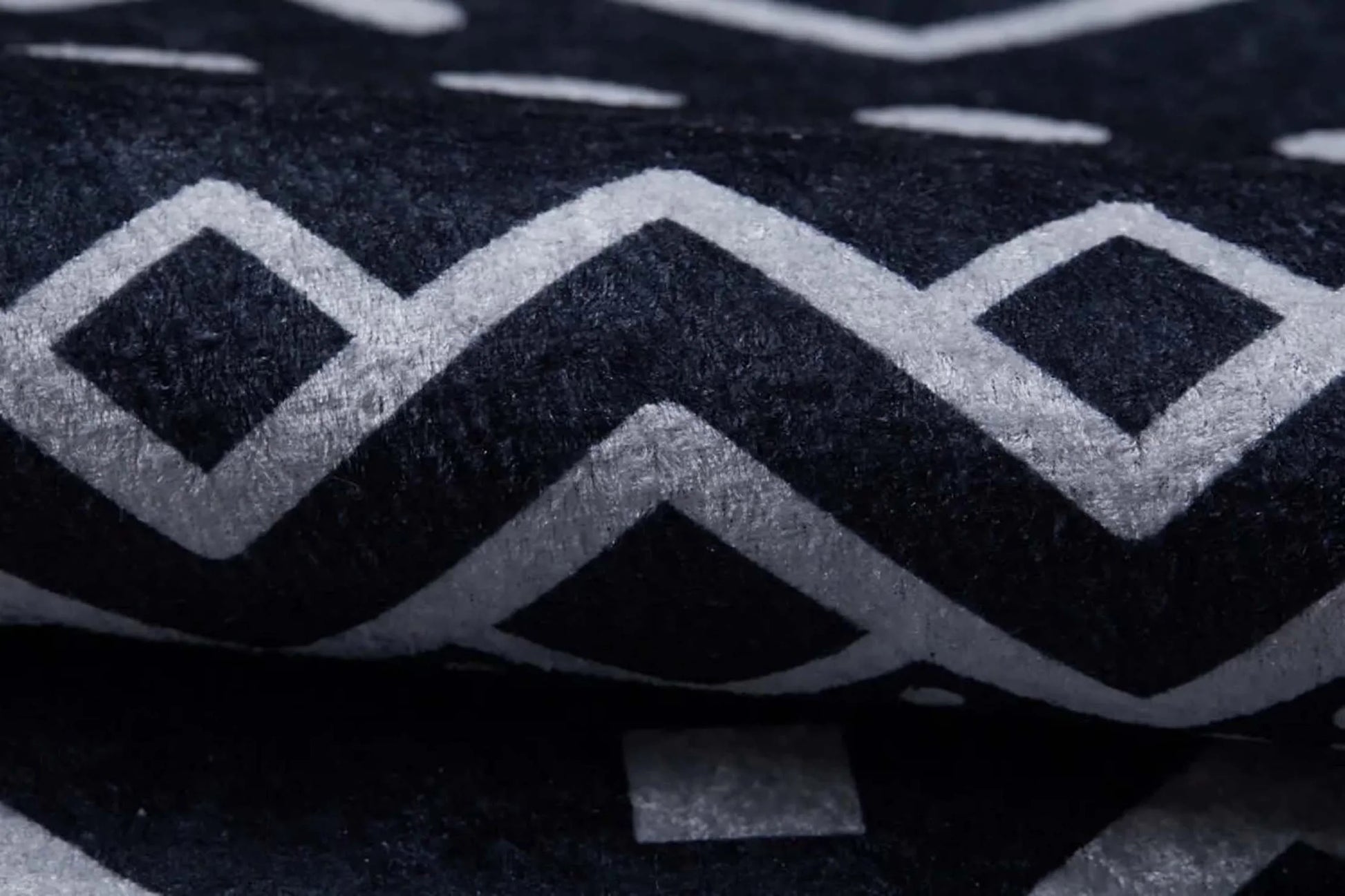 Siyah Beyaz Geometrik Desenli Bohem Halı-Pera Halı