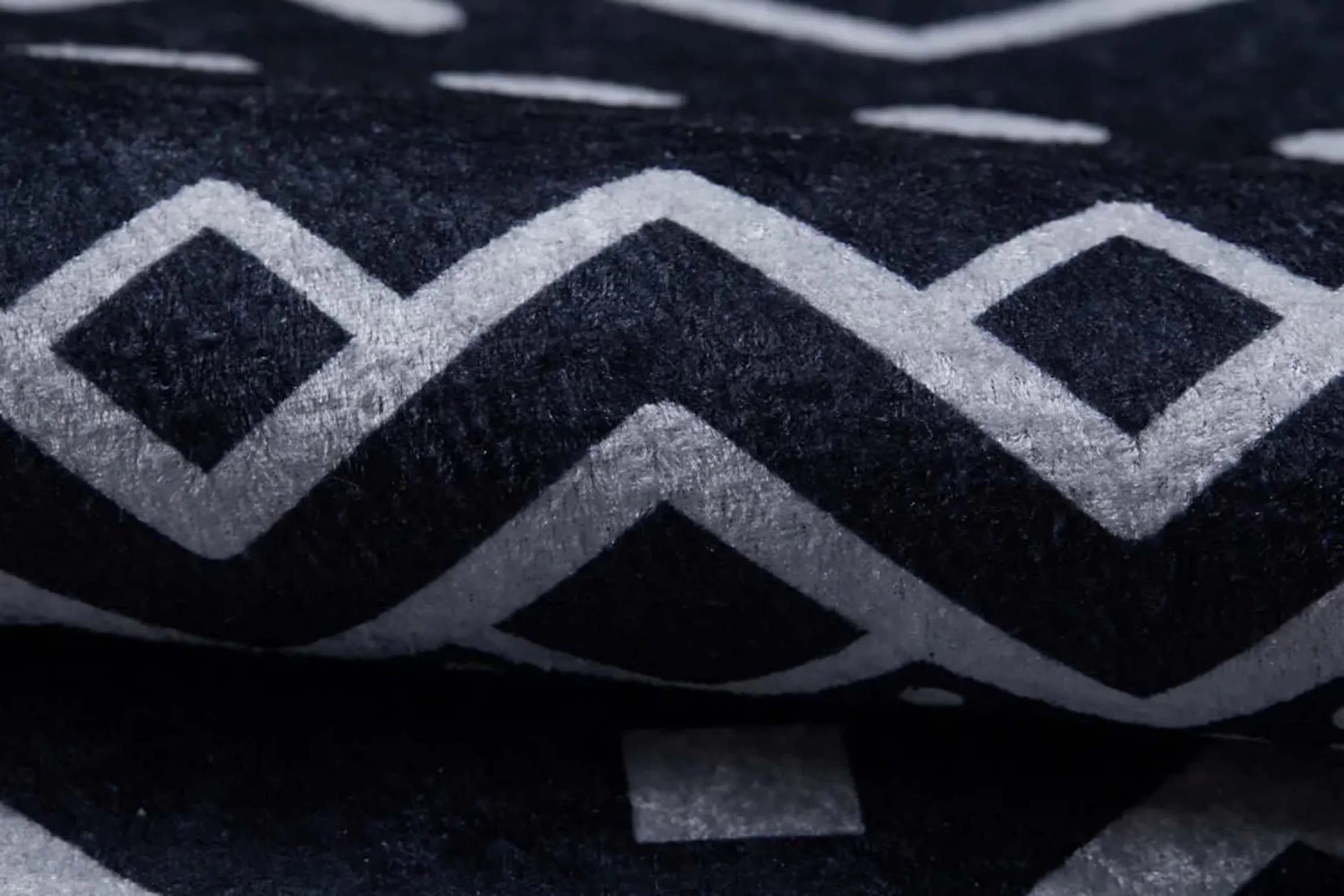 Siyah Beyaz Geometrik Desenli Bohem Halı-Pera Halı