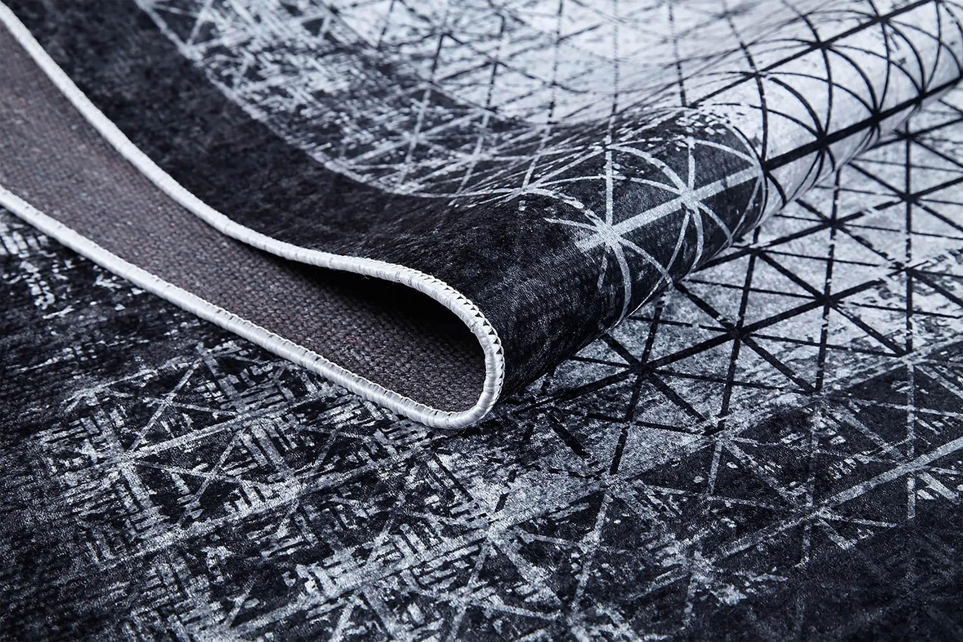 Siyah Beyaz Geometrik Desenli Eskitme Halı-Pera Halı