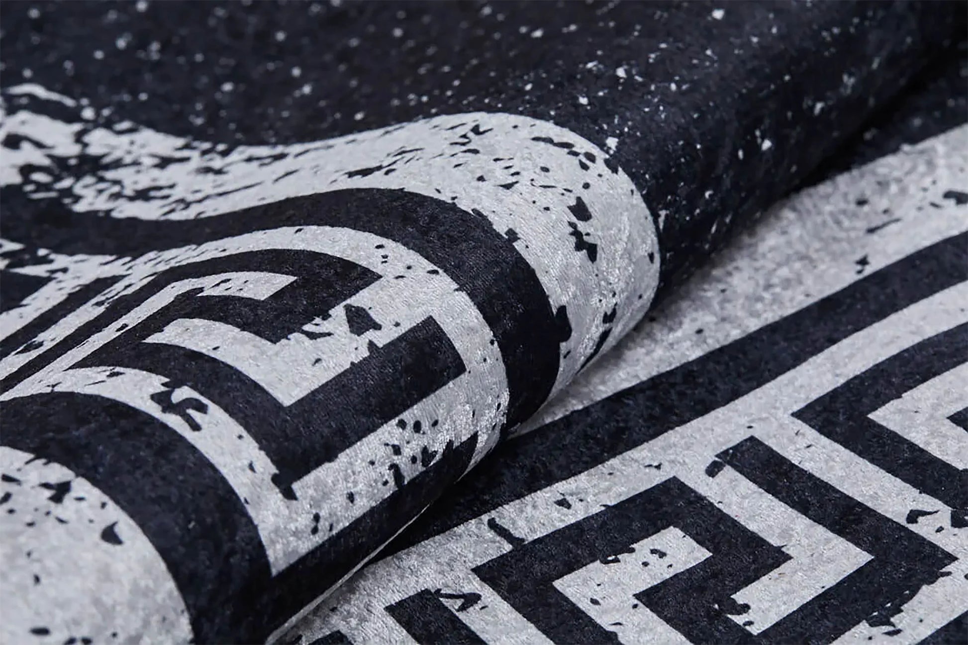 Siyah Beyaz Yunan Anahtar Desenli Klasik Bordürlü Halı-Pera Halı