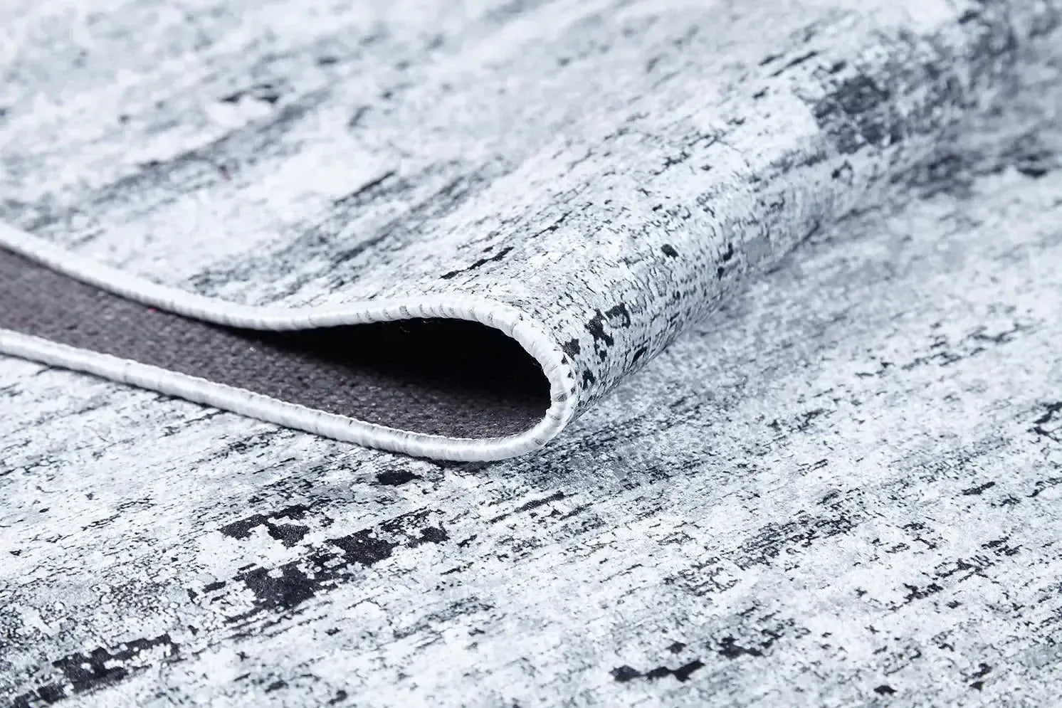 Siyah ve Beyaz Geçişli Abstre Halı-Pera Halı