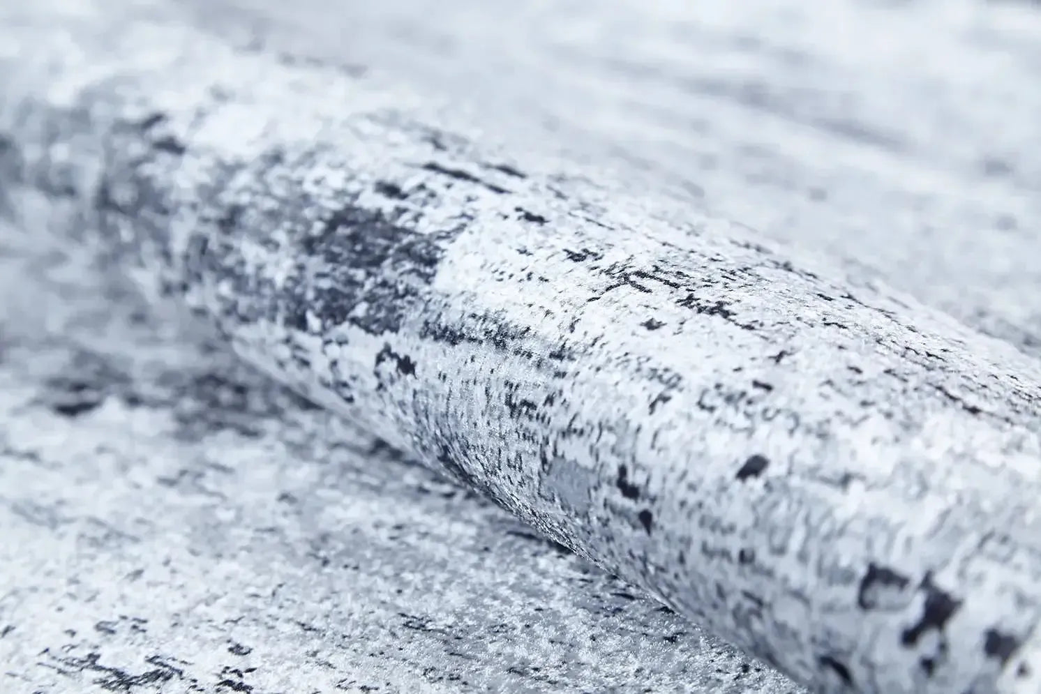 Siyah ve Beyaz Geçişli Abstre Halı-Pera Halı