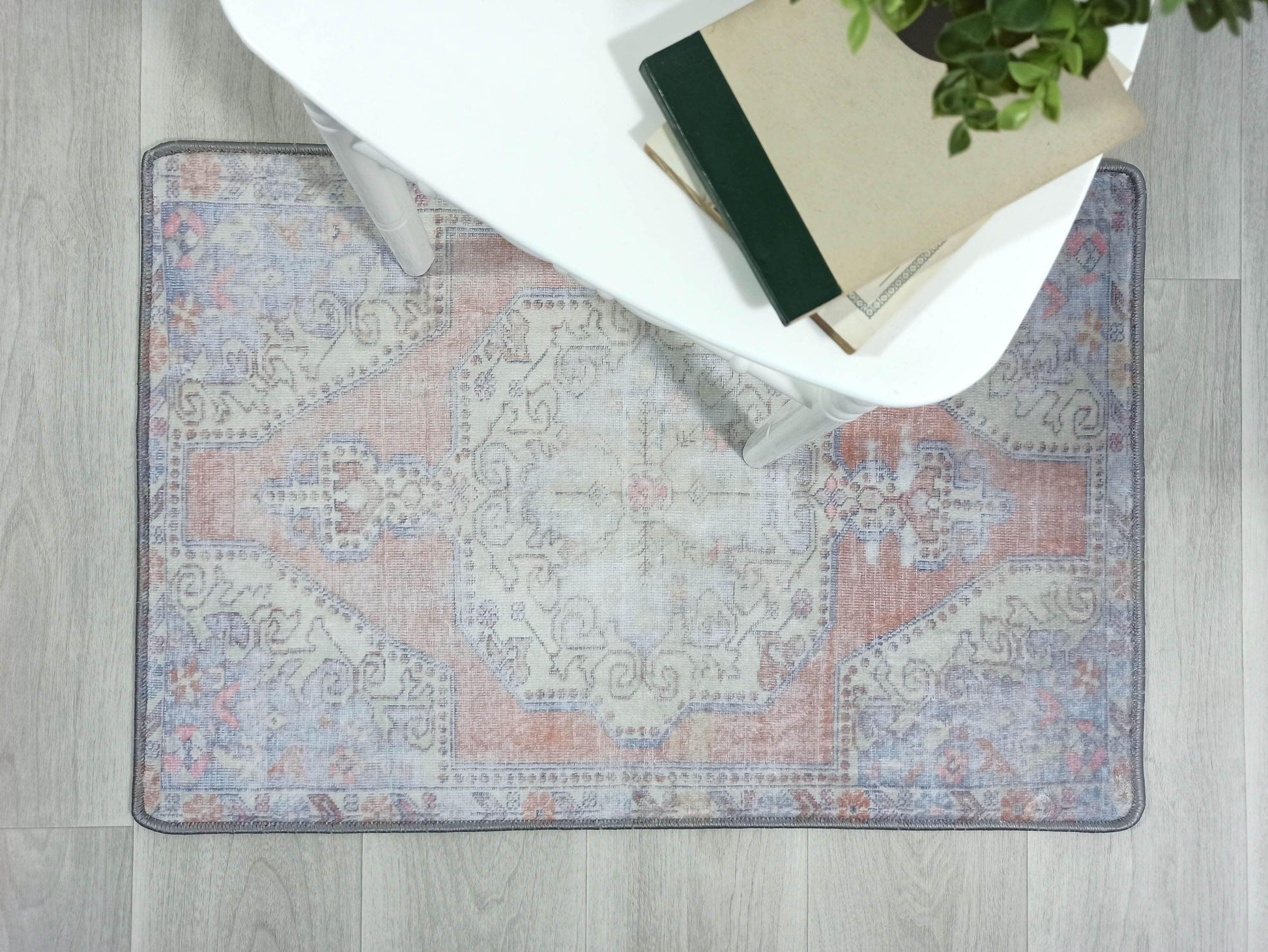 Soluk Turuncu ve Mavi Uşak Vintage Halı-Pera Halı