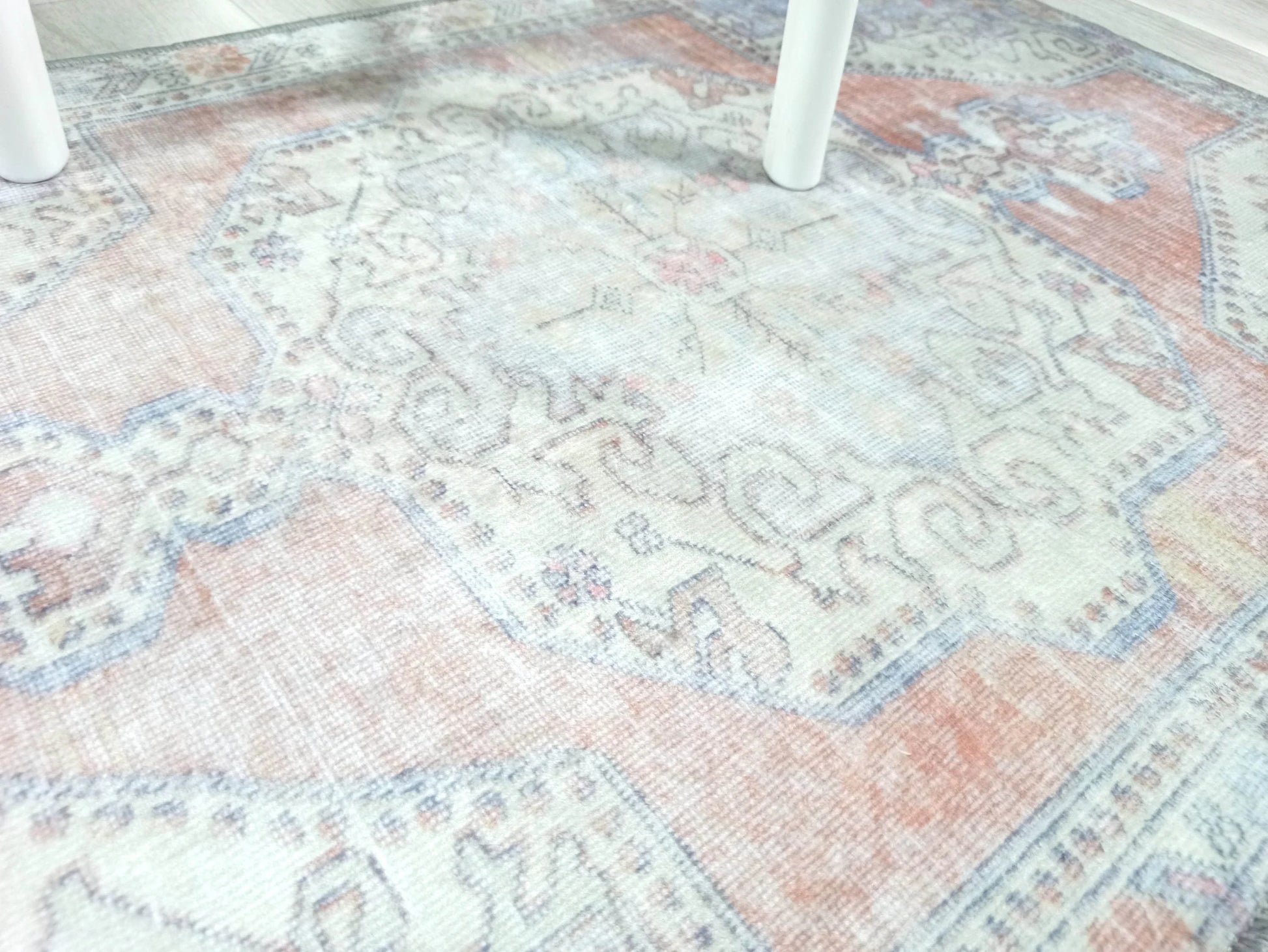 Soluk Turuncu ve Mavi Uşak Vintage Halı-Pera Halı