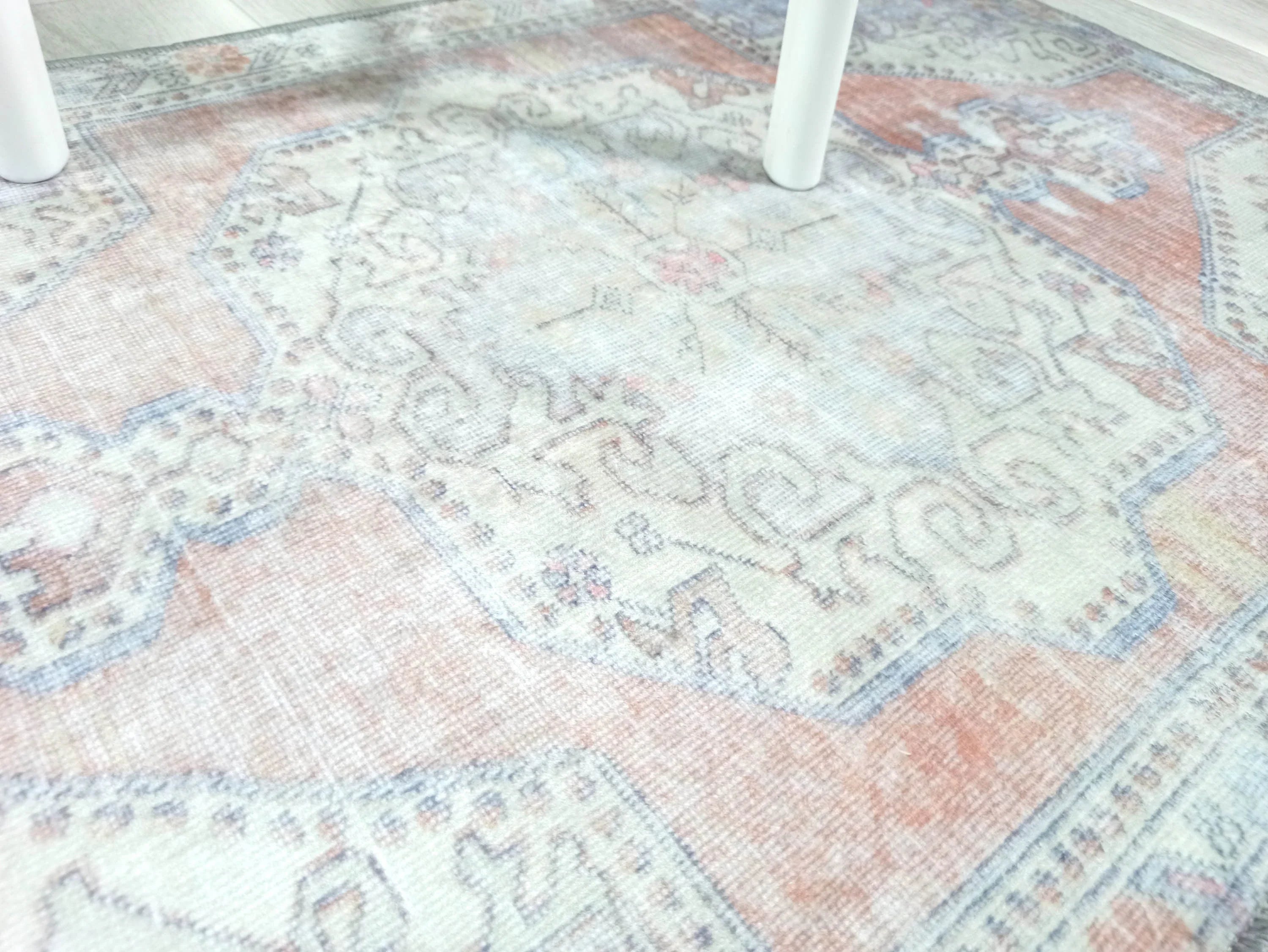 Soluk Turuncu ve Mavi Uşak Vintage Halı-Pera Halı