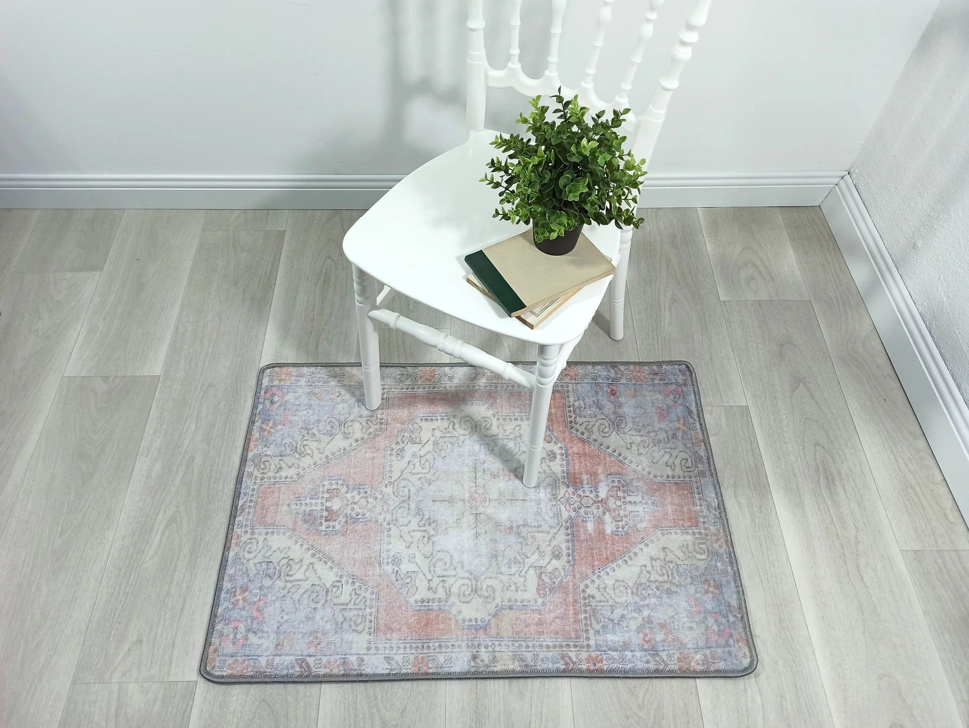 Soluk Turuncu ve Mavi Uşak Vintage Halı-Pera Halı