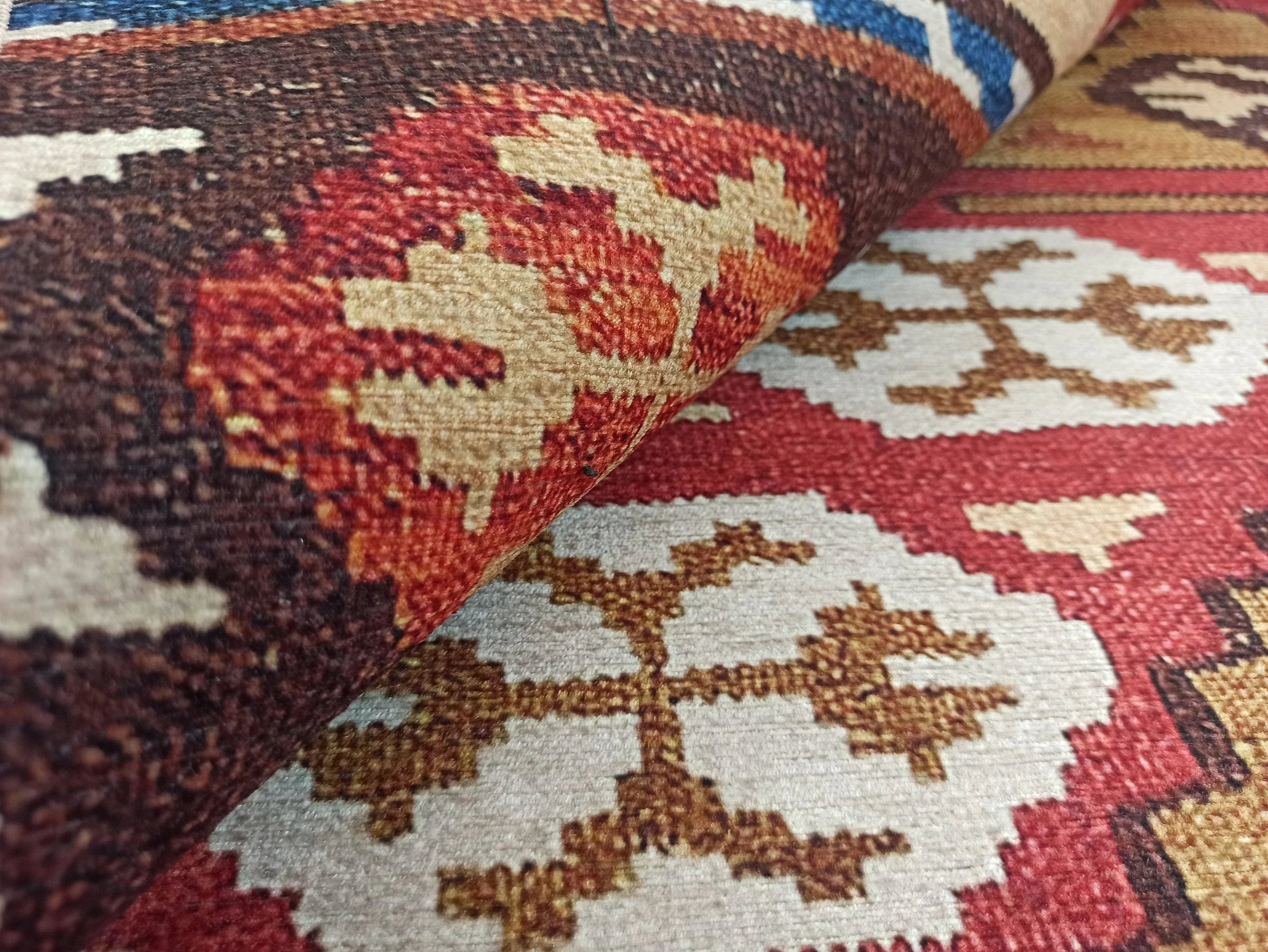 Mercan ve Kahve Geometrik Elmas Desenli Kilim Halı
