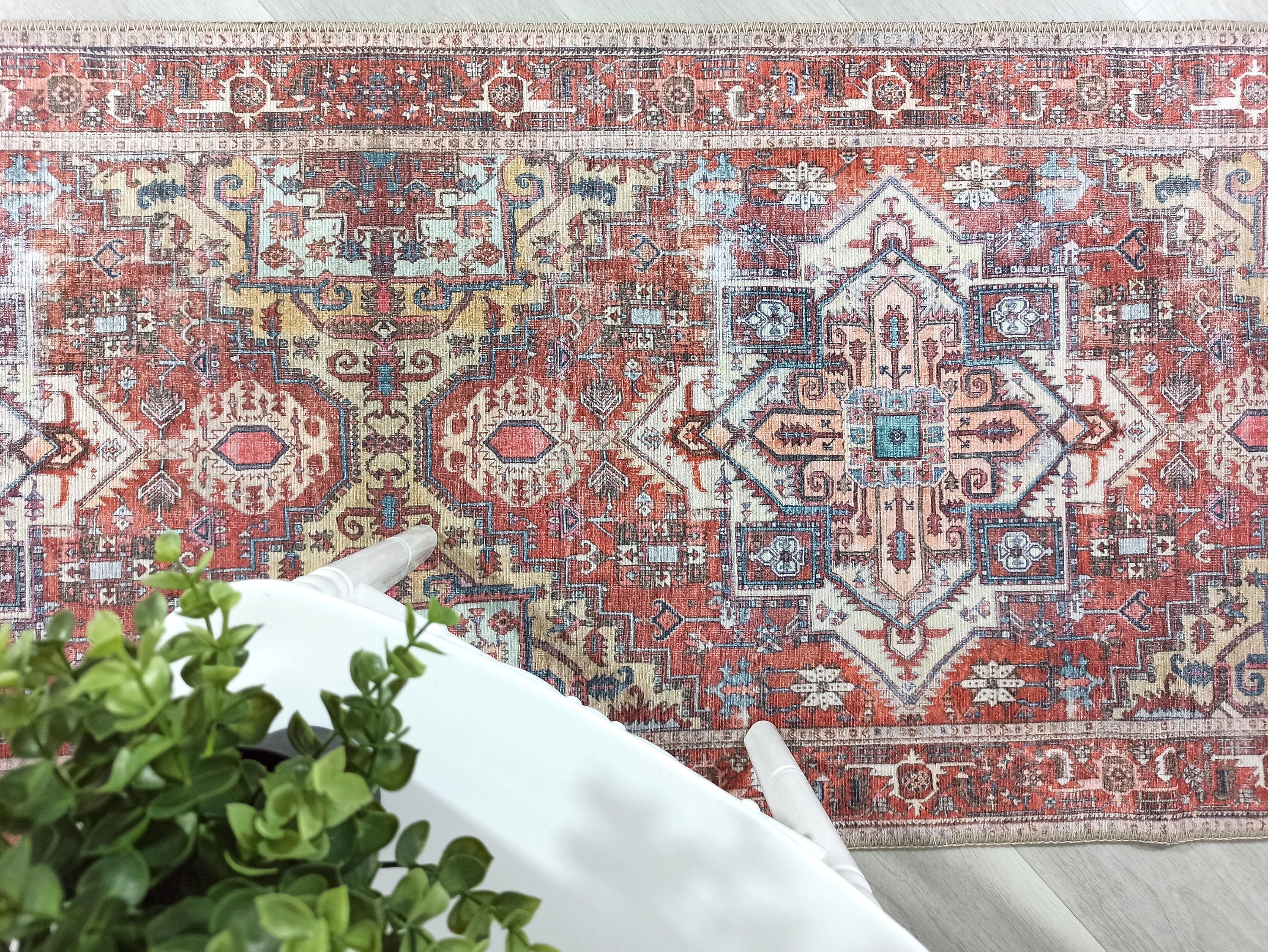 Pas Kırmızısı ve Kayısı Tonlu Medalyonlu Vintage Halı