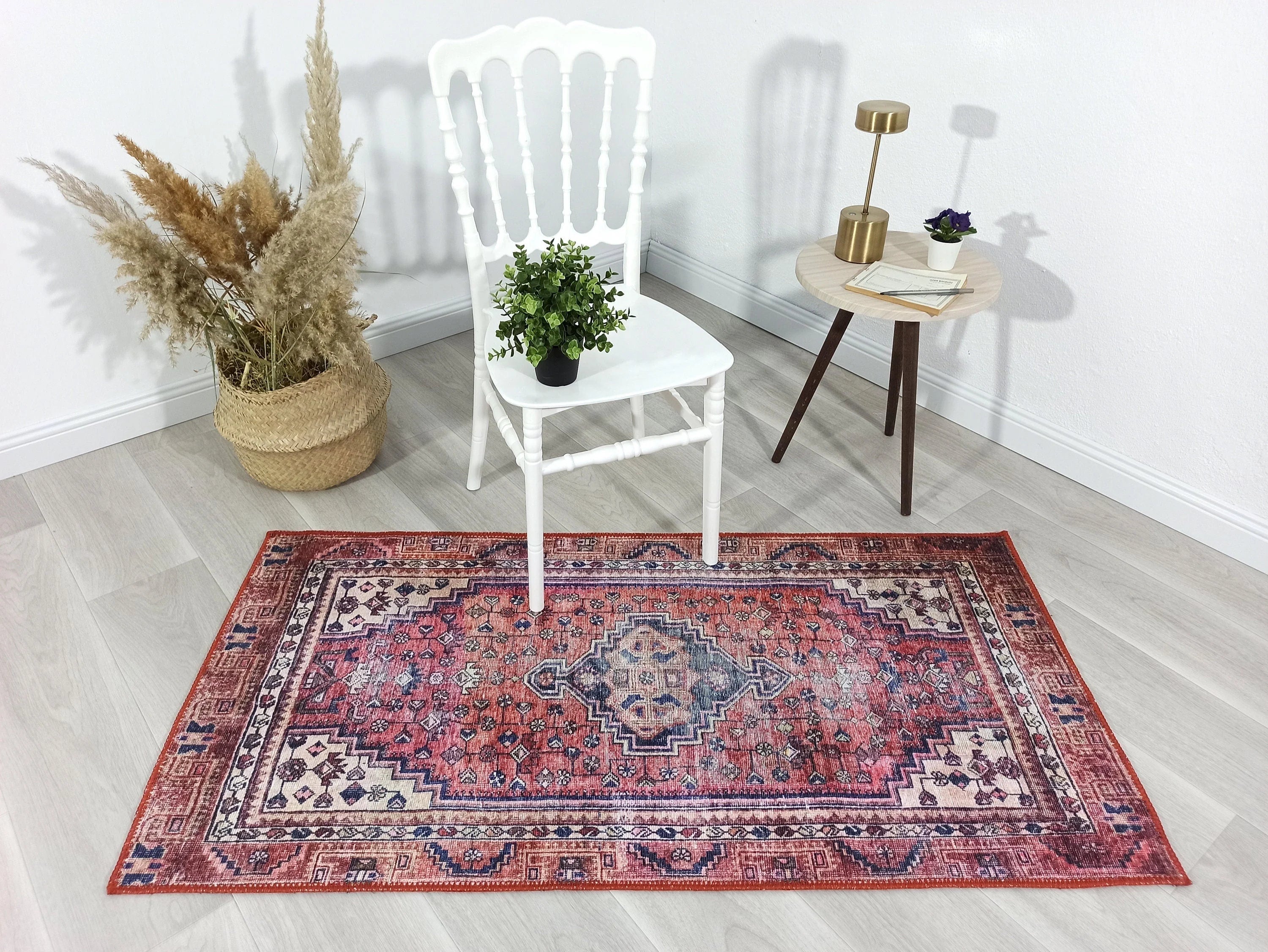 Canlı Pembe ve Kırmızı Medalyonlu Vintage Türk Halısı