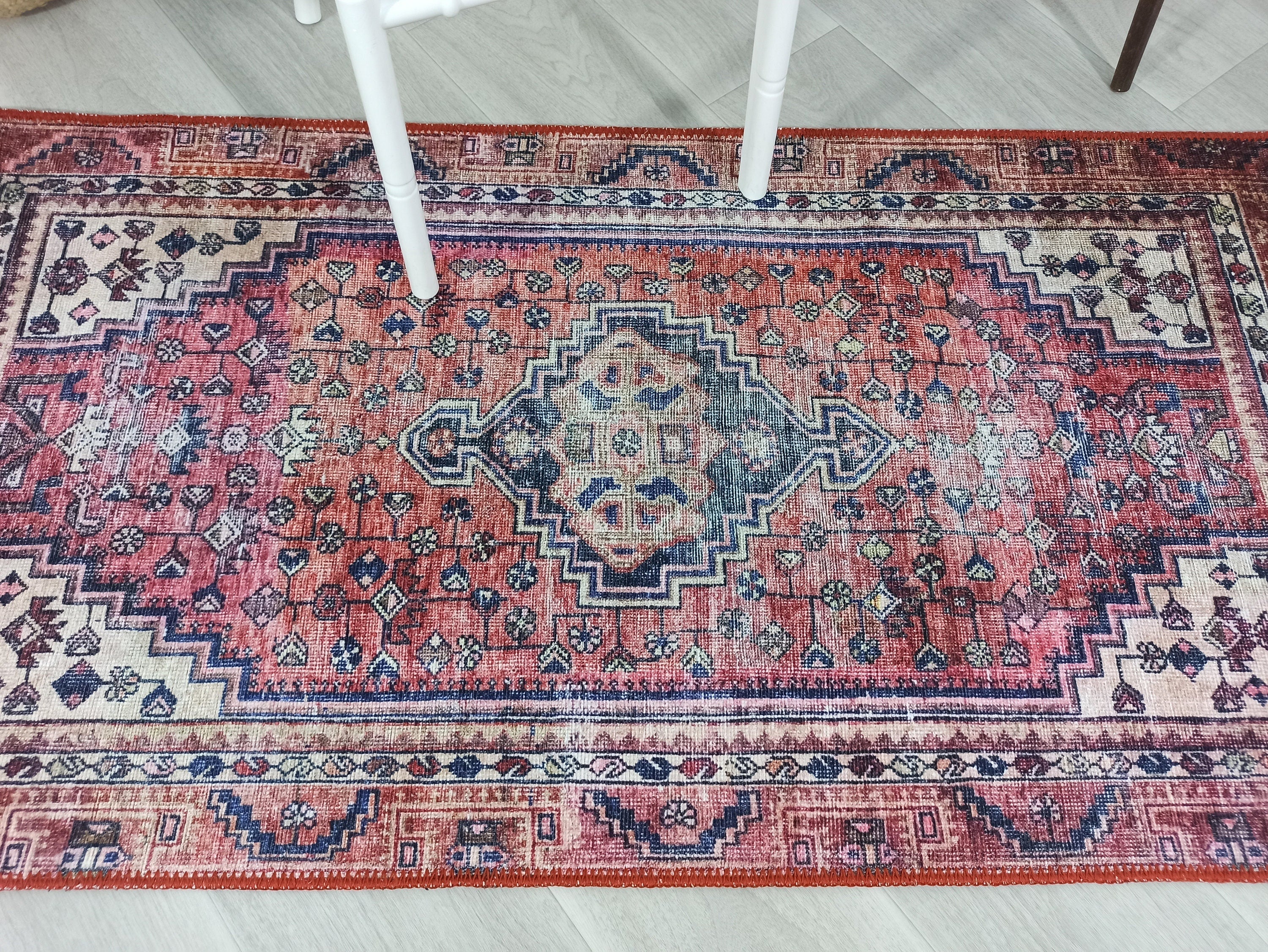 Canlı Pembe ve Kırmızı Medalyonlu Vintage Türk Halısı