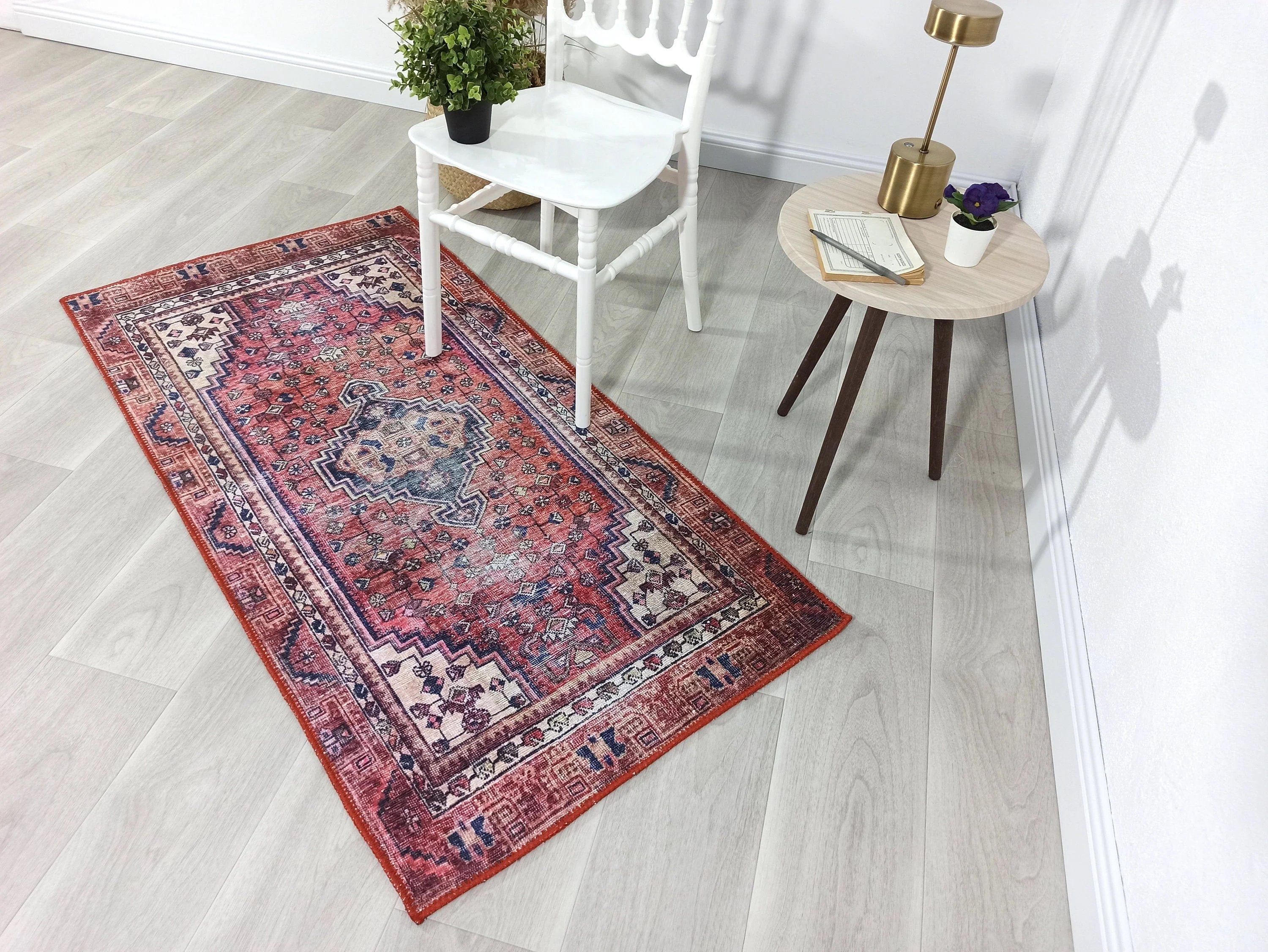 Canlı Pembe ve Kırmızı Medalyonlu Vintage Türk Halısı