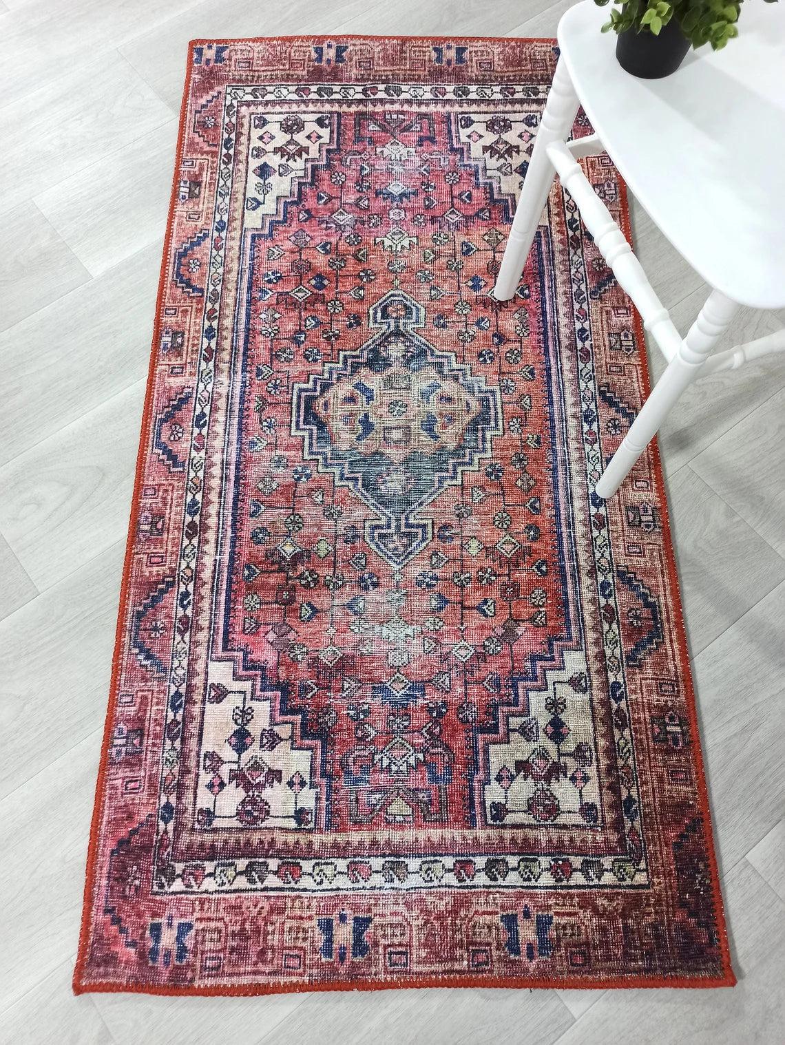 Canlı Pembe ve Kırmızı Medalyonlu Vintage Türk Halısı