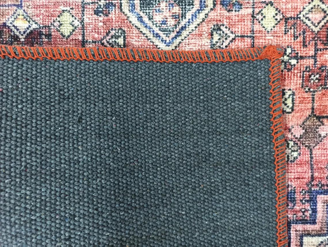 Canlı Pembe ve Kırmızı Medalyonlu Vintage Türk Halısı