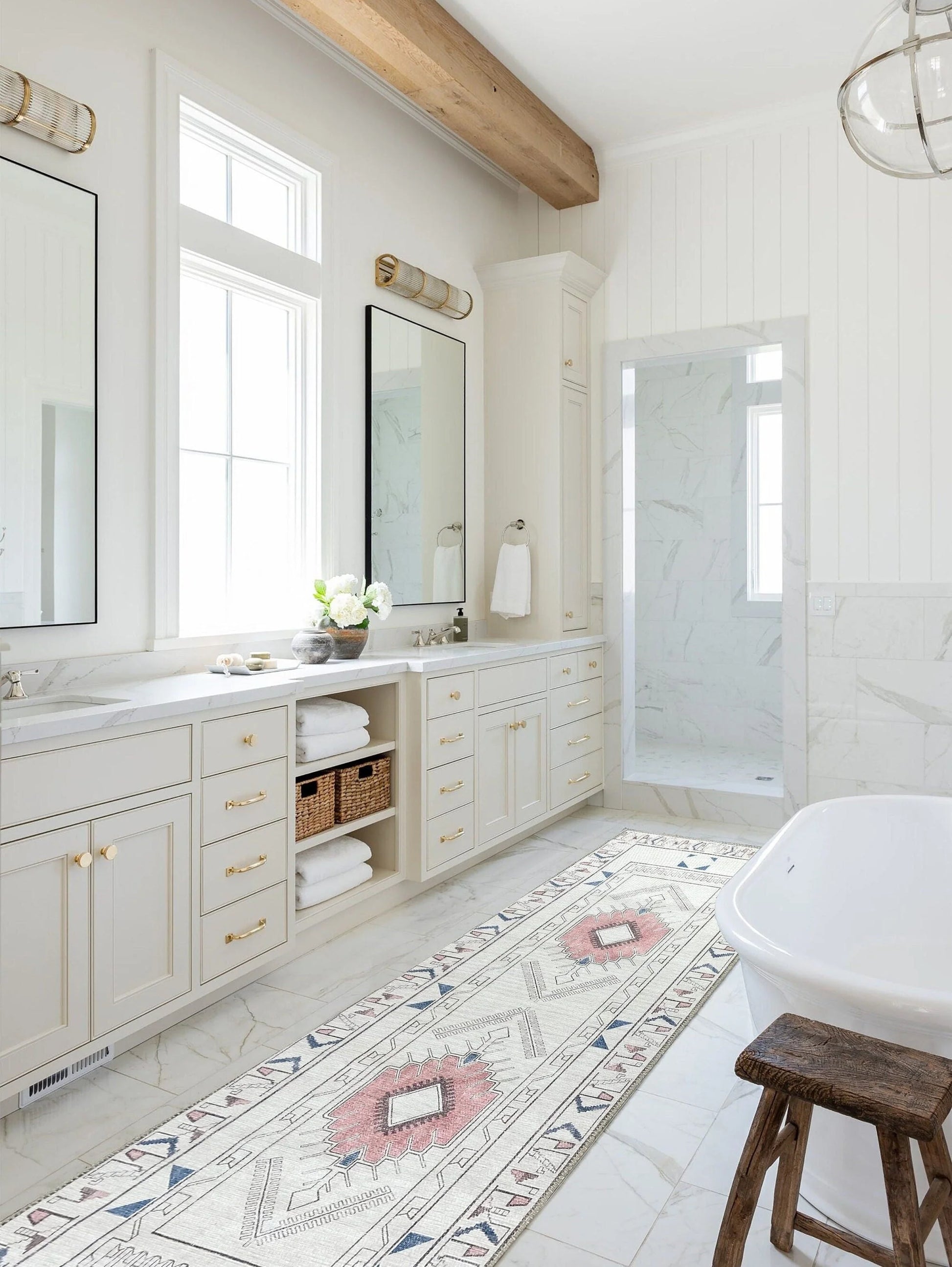 Beyaz ve Pastel Tonlu Geometrik Medalyonlu Kilim Halı