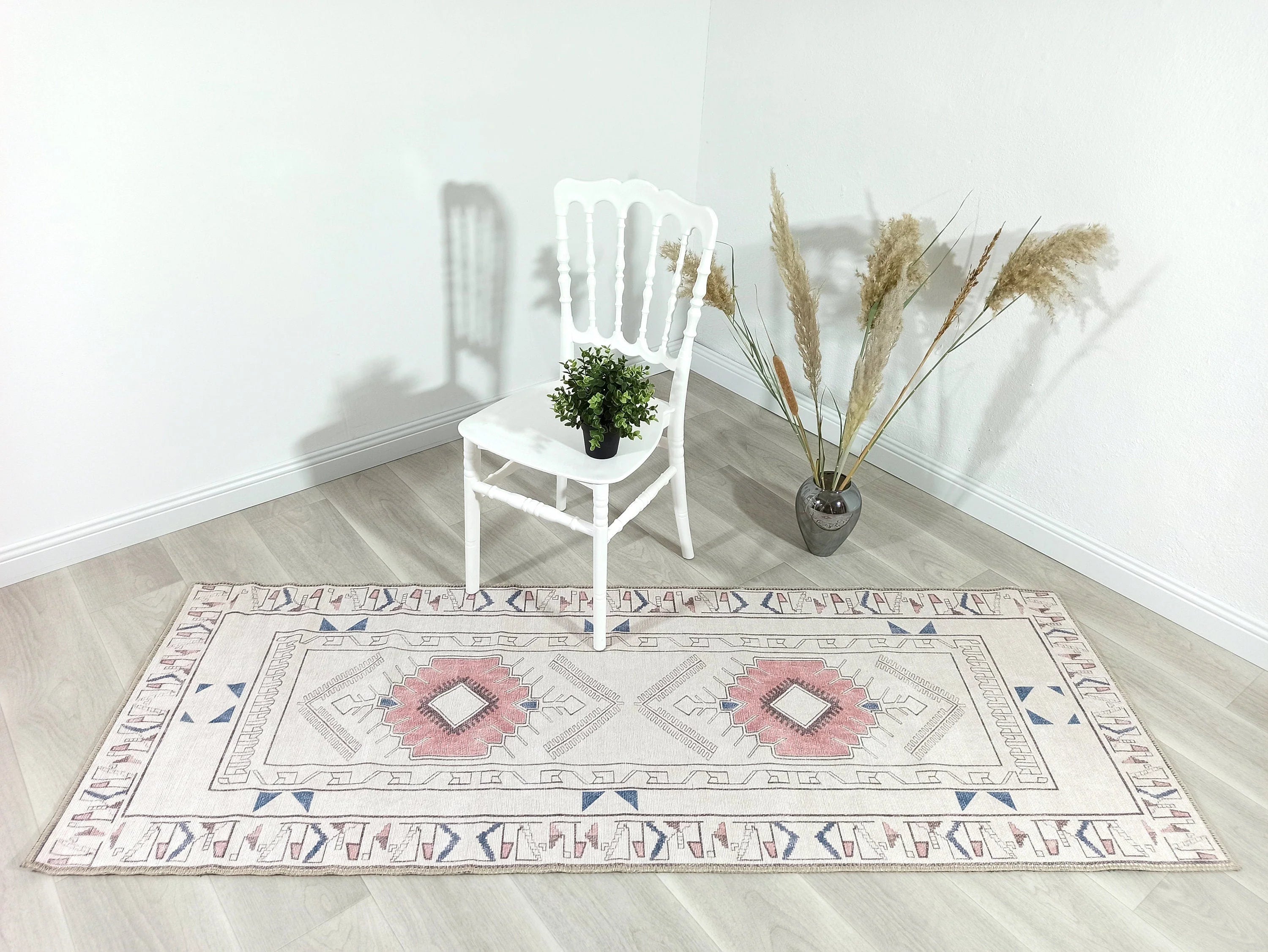Beyaz ve Pastel Tonlu Geometrik Medalyonlu Kilim Halı
