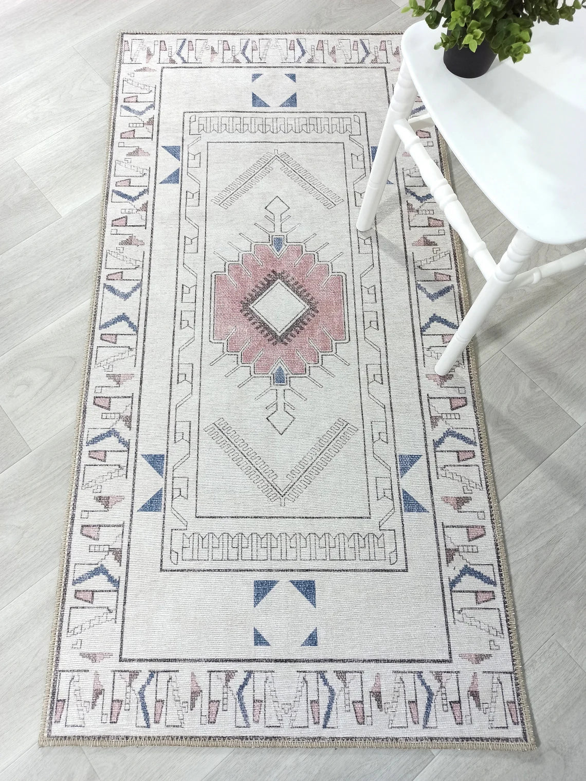 Beyaz ve Pastel Tonlu Geometrik Medalyonlu Kilim Halı