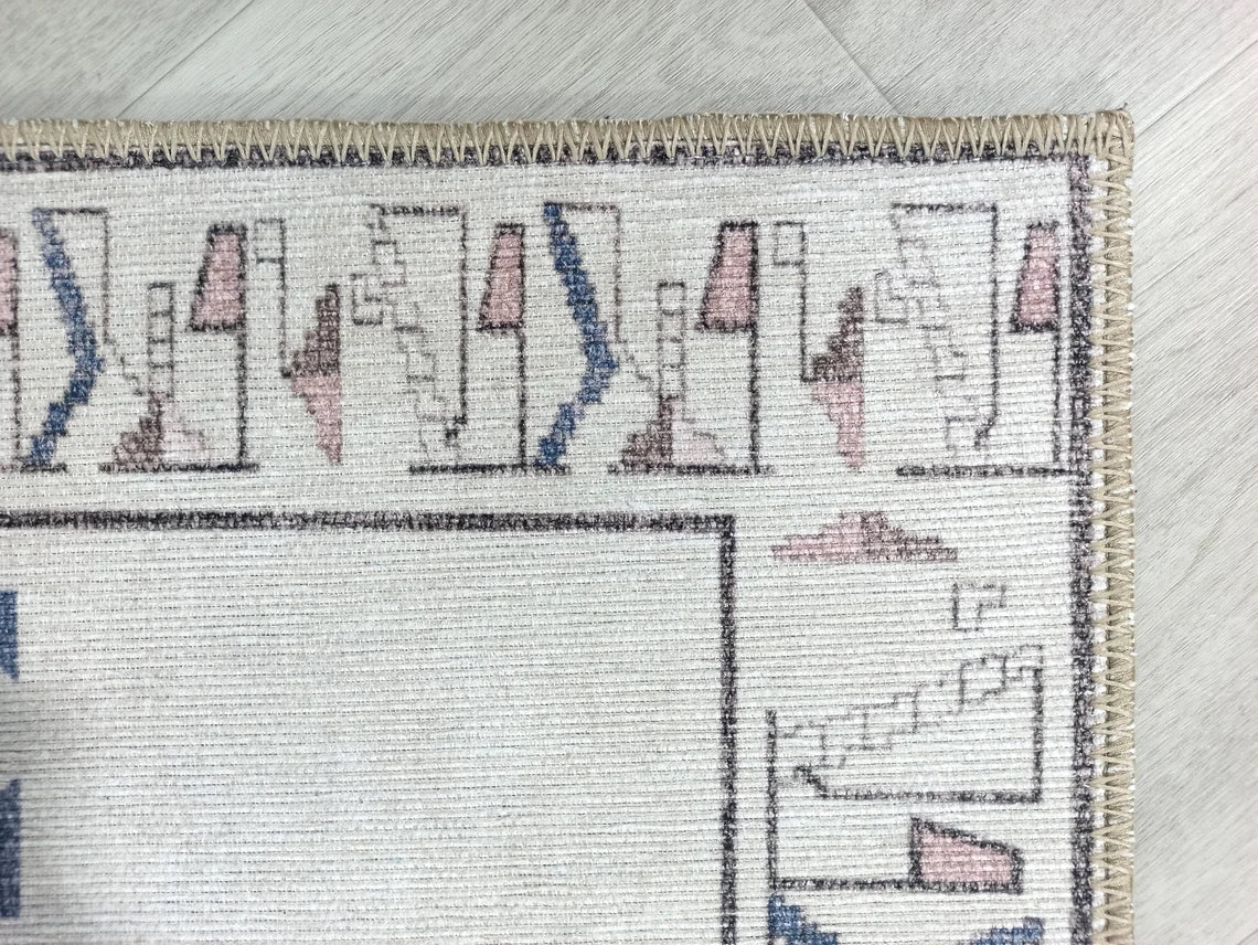 Beyaz ve Pastel Tonlu Geometrik Medalyonlu Kilim Halı