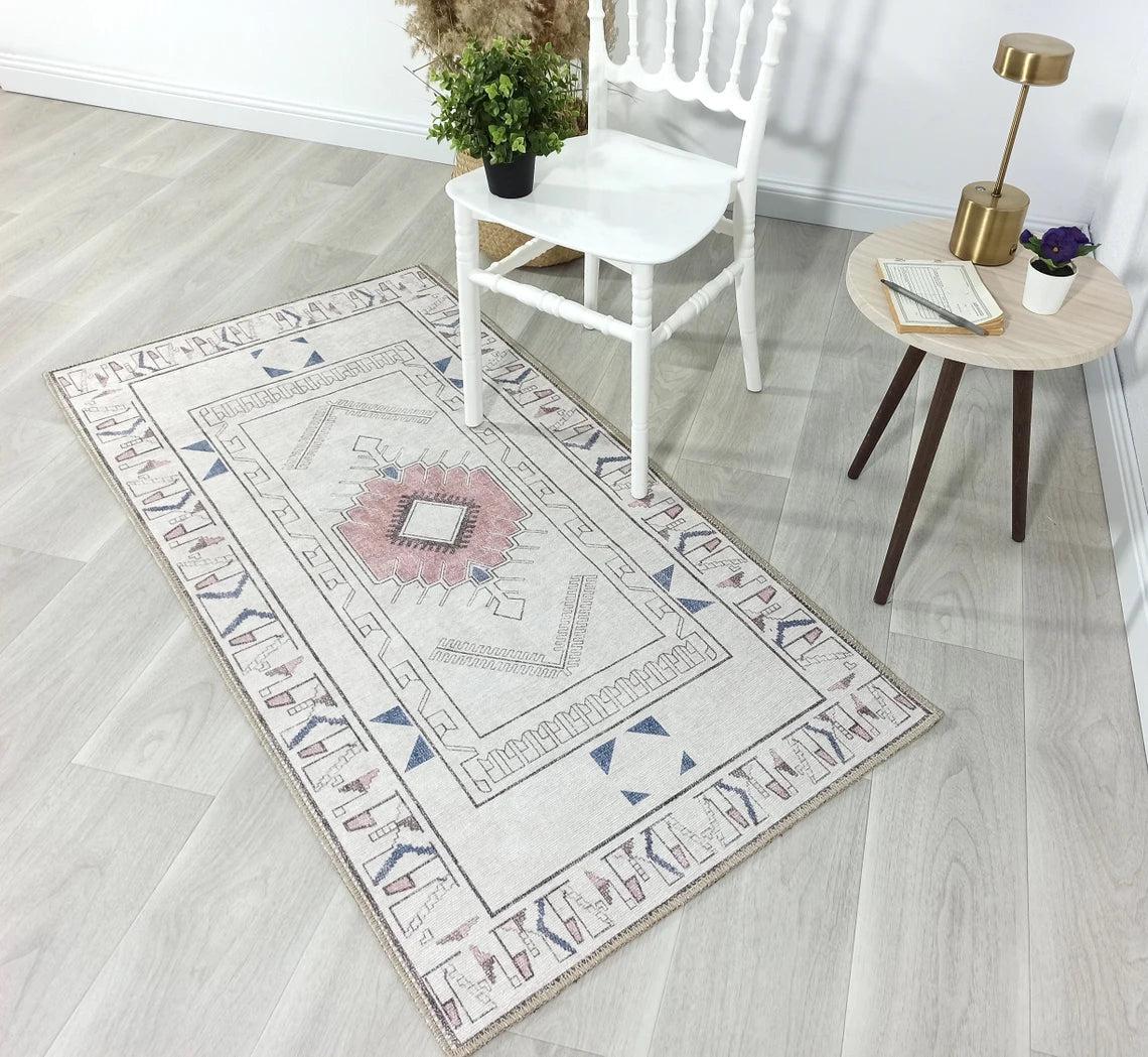 Beyaz ve Pastel Tonlu Geometrik Medalyonlu Kilim Halı