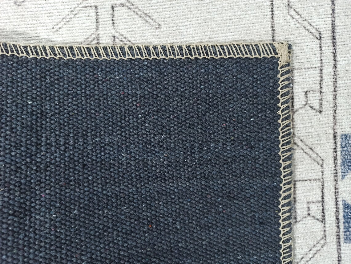 Beyaz ve Pastel Tonlu Geometrik Medalyonlu Kilim Halı