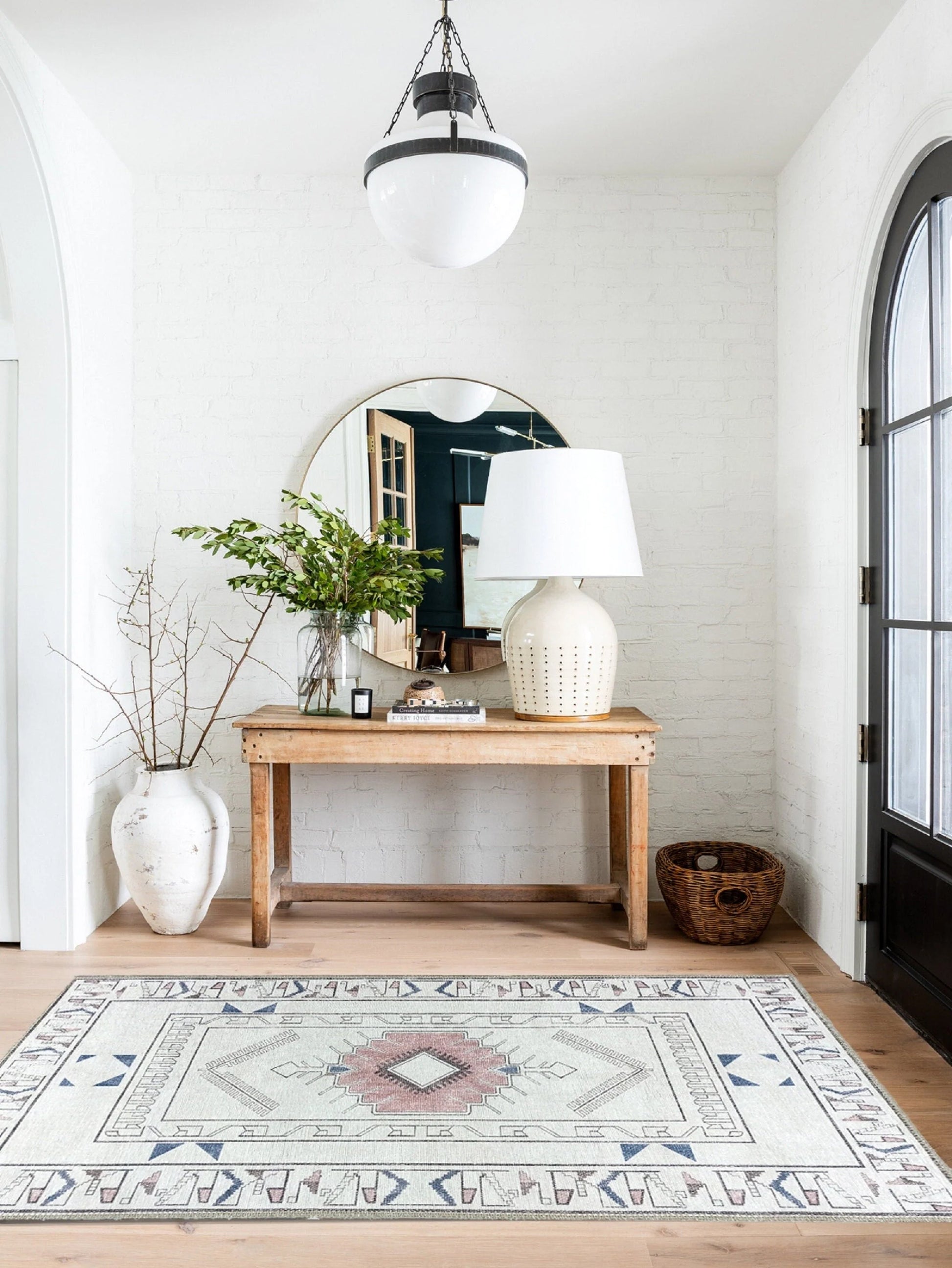 Beyaz ve Pastel Tonlu Geometrik Medalyonlu Kilim Halı