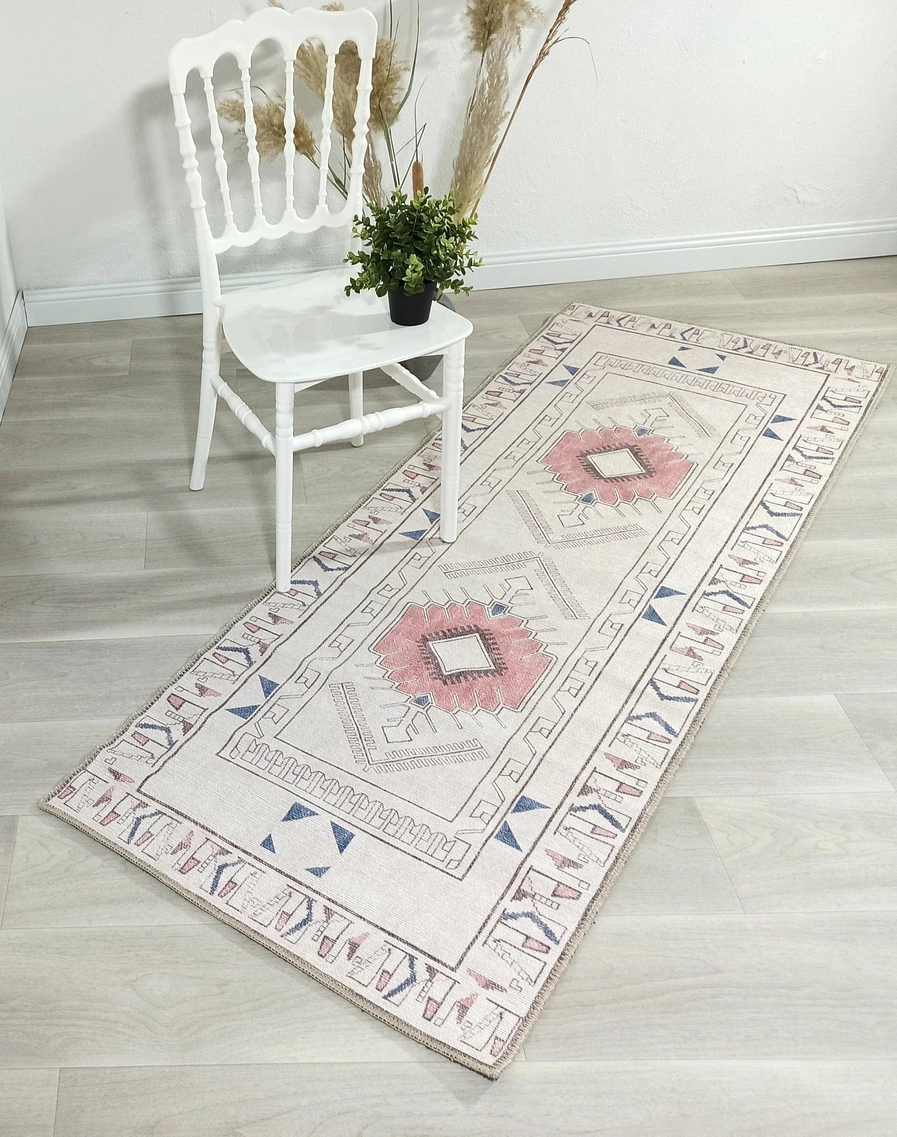 Beyaz ve Pastel Tonlu Geometrik Medalyonlu Kilim Halı