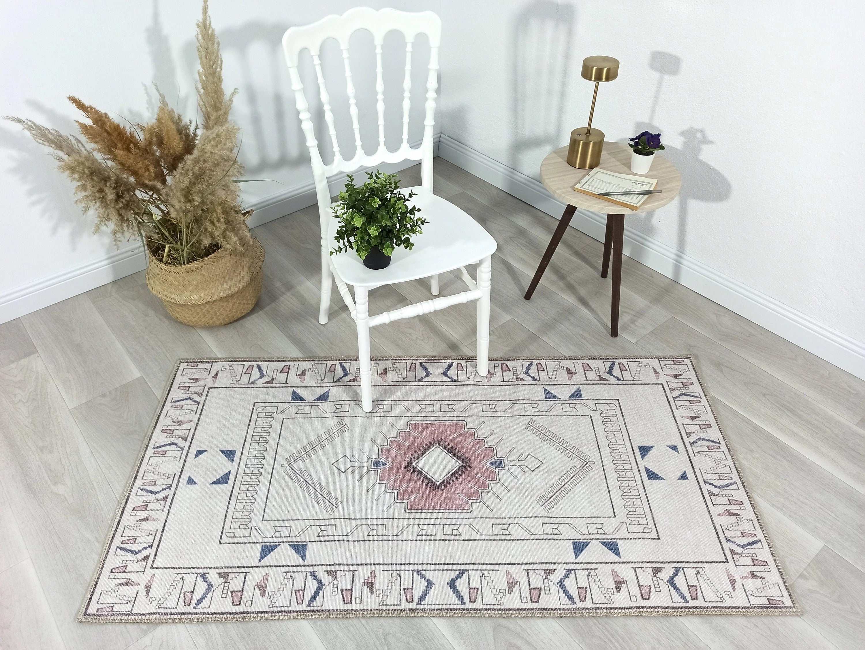 Beyaz ve Pastel Tonlu Geometrik Medalyonlu Kilim Halı