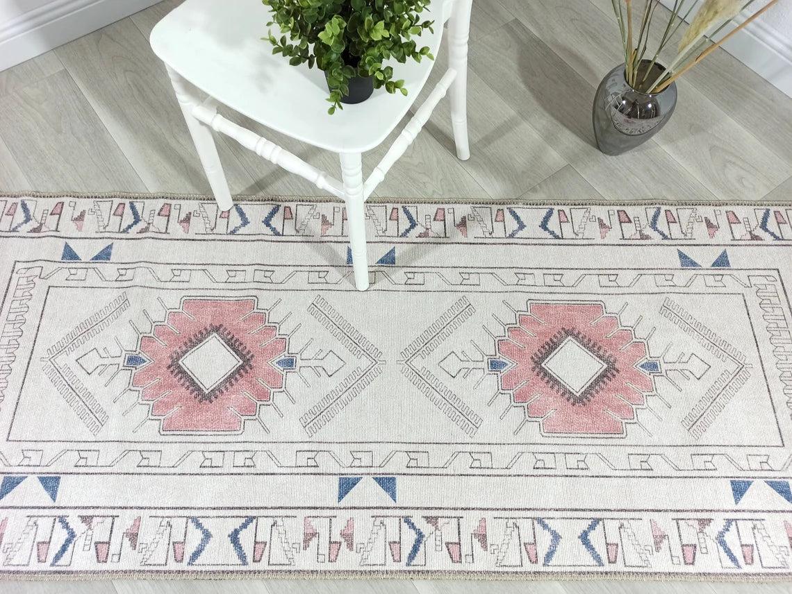 Beyaz ve Pastel Tonlu Geometrik Medalyonlu Kilim Halı