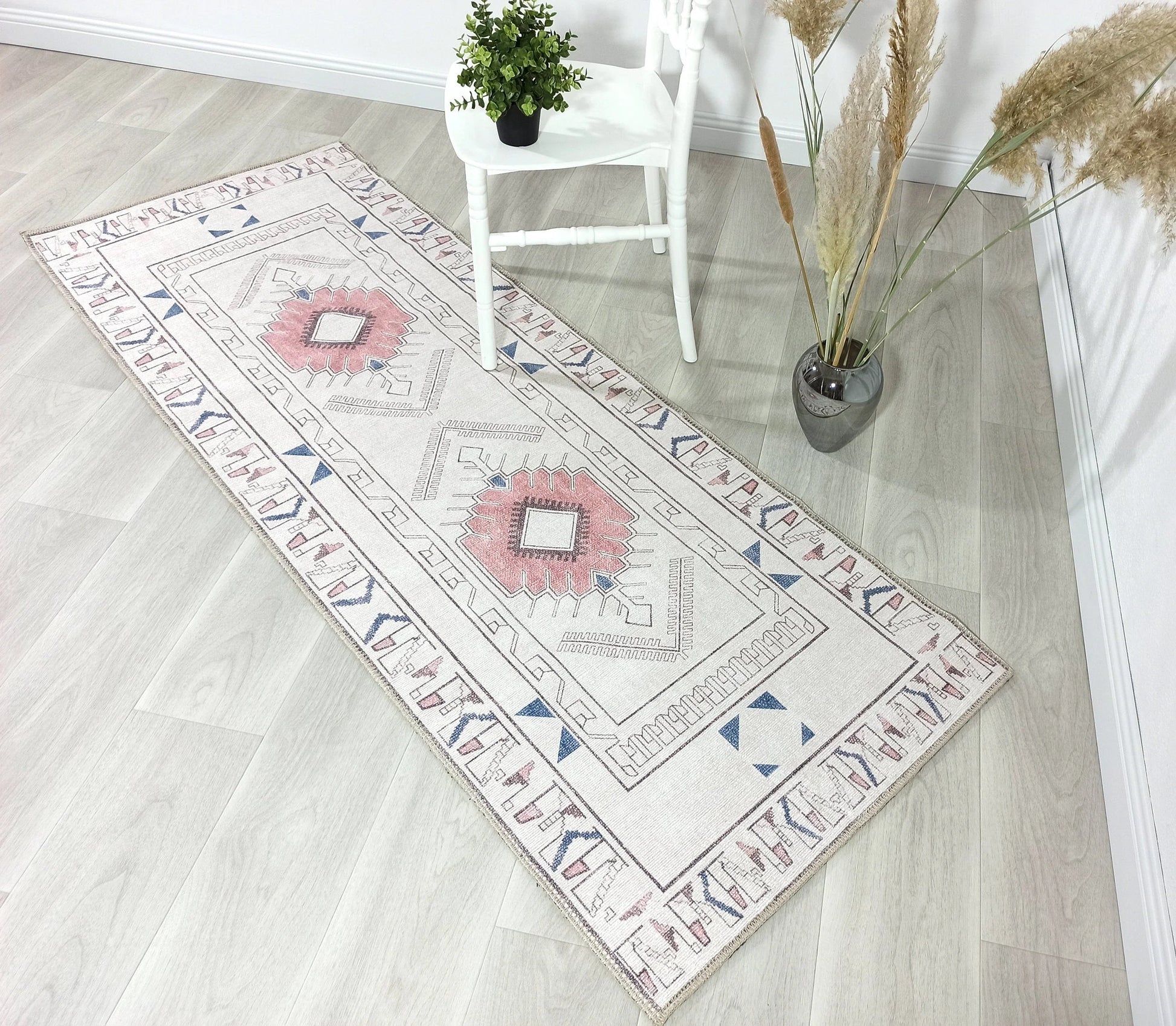 Beyaz ve Pastel Tonlu Geometrik Medalyonlu Kilim Halı