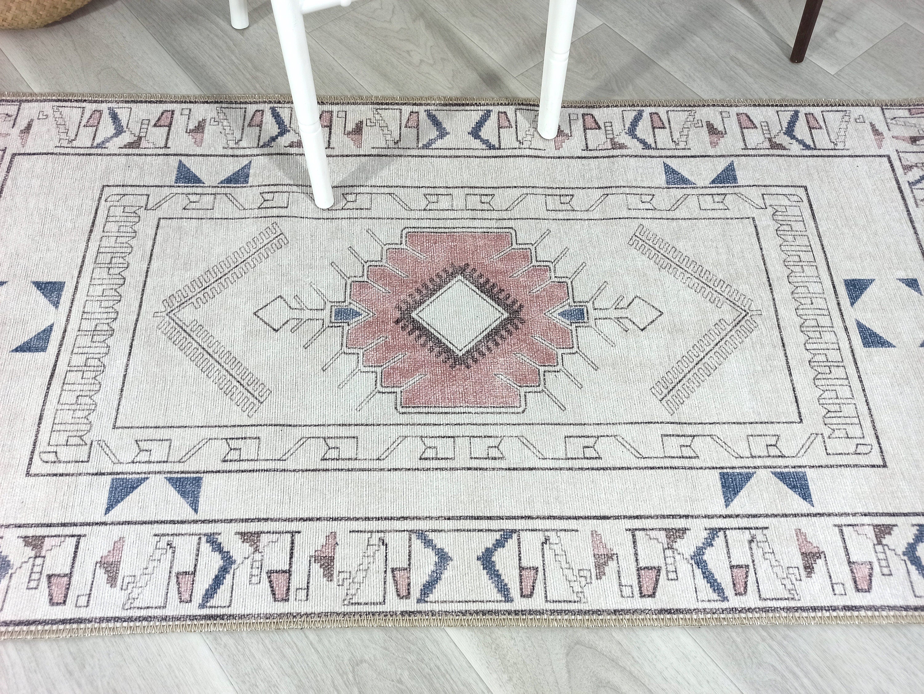 Beyaz ve Pastel Tonlu Geometrik Medalyonlu Kilim Halı