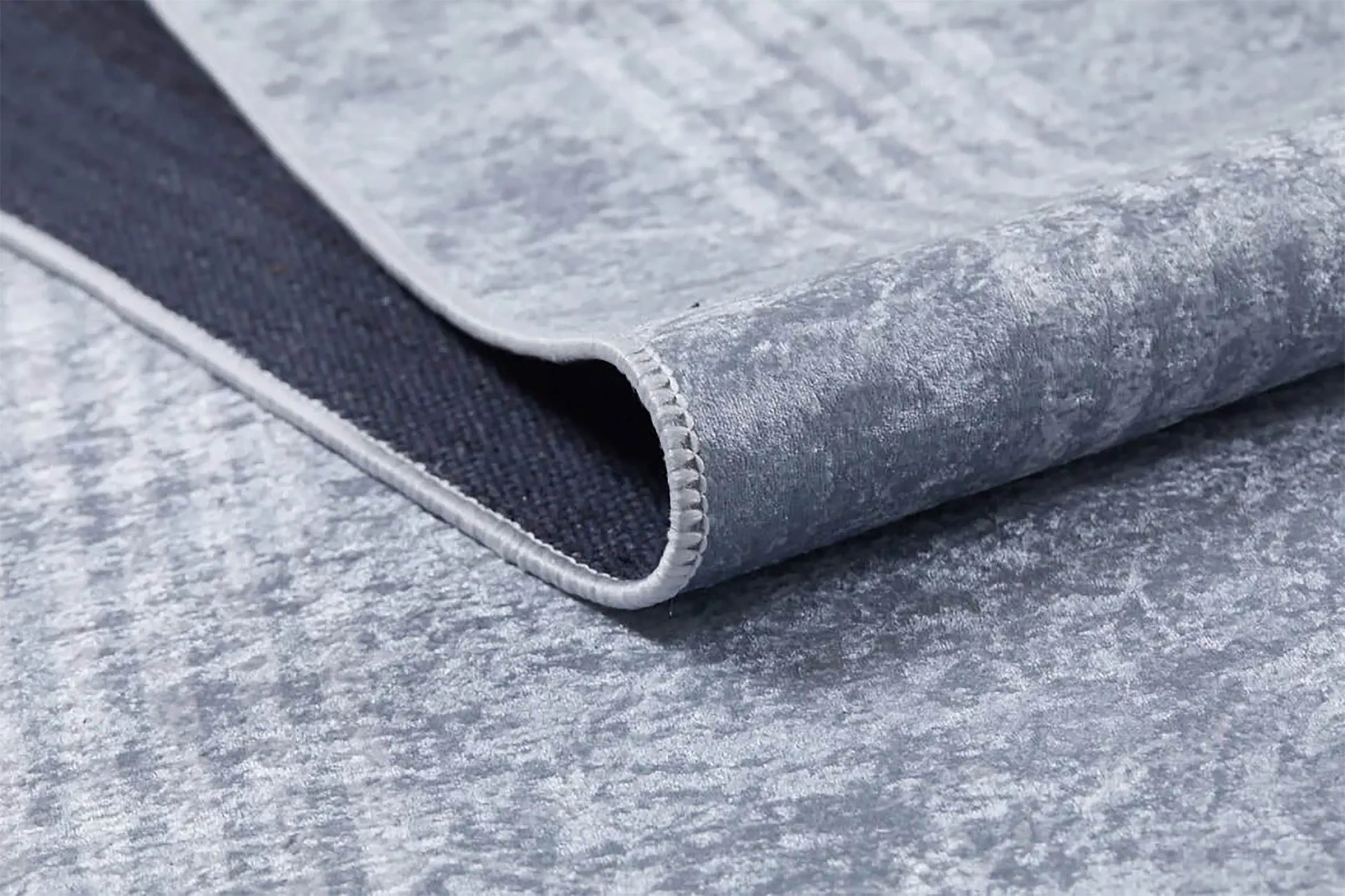 Zamansız Açık Gri Eskitme Minimalist Çizgili Beyaz Bordürlü Halı-Pera Halı