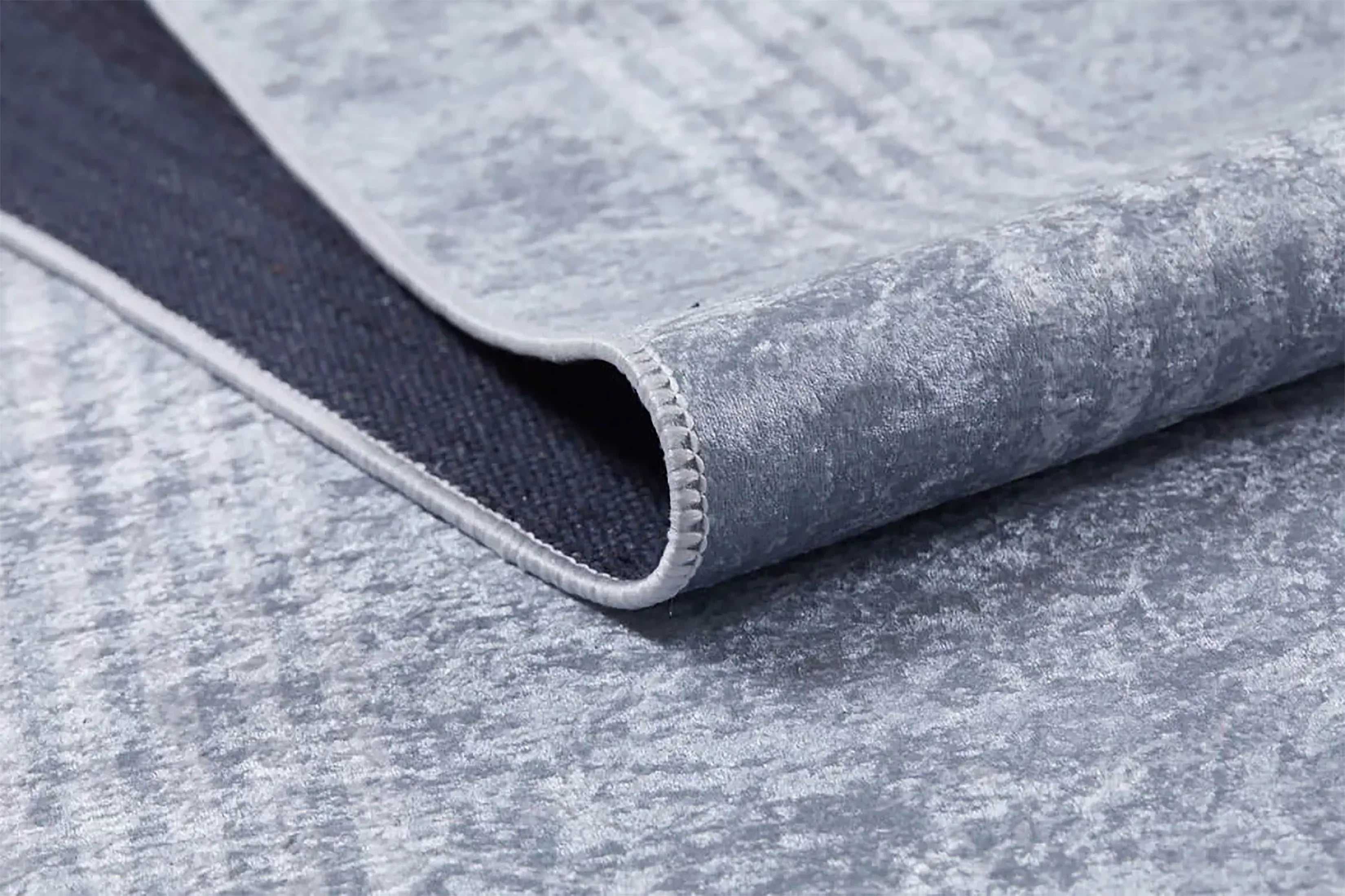 Zamansız Açık Gri Eskitme Minimalist Çizgili Beyaz Bordürlü Halı-Pera Halı