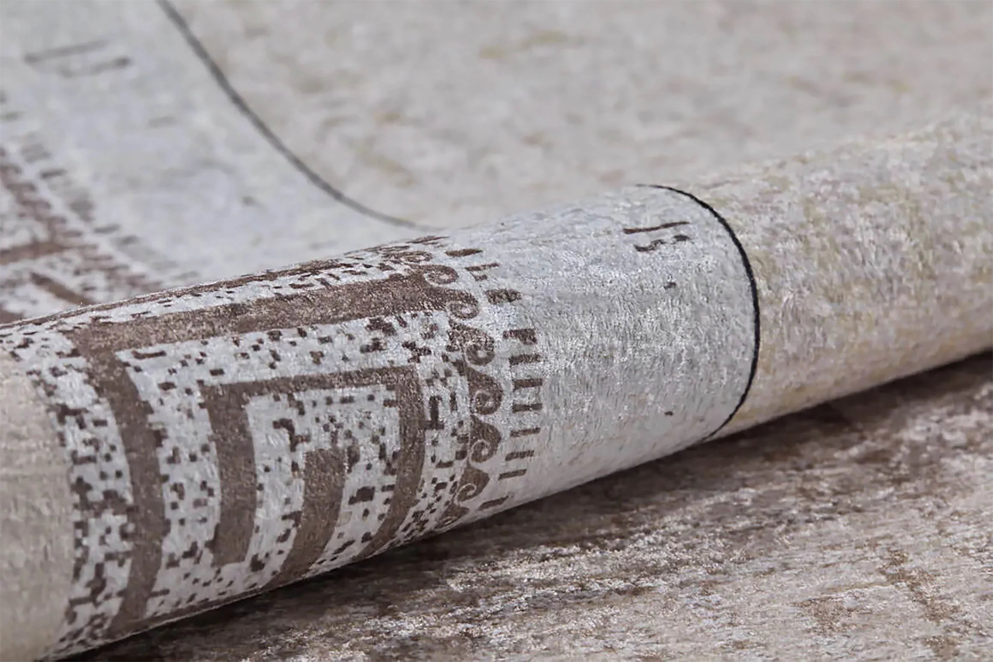 Zamansız Eskitme Bej ve Krem Minimalist Yunan Anahtar Bordürlü Halı-Pera Halı