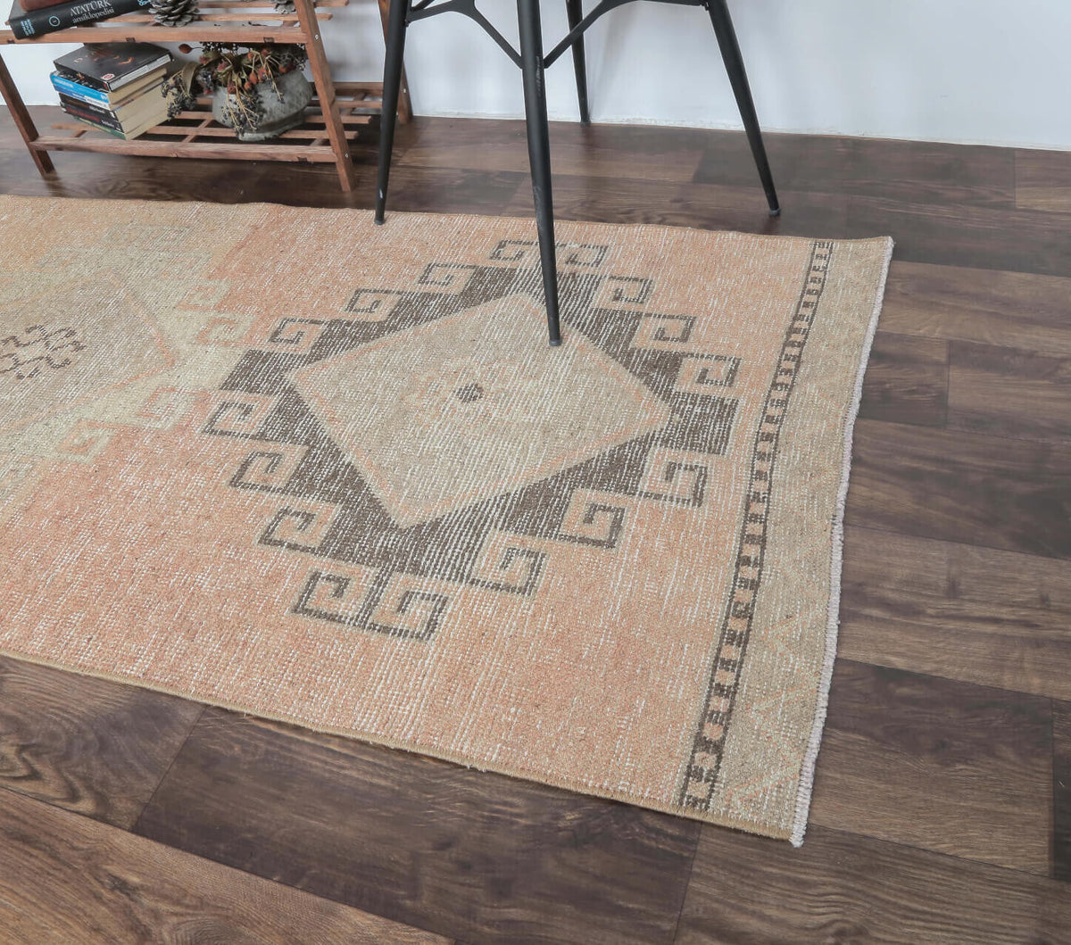 Geometrik desenli el dokuma vintage yolluk – turuncu ve bej tonlarda yün dokuma