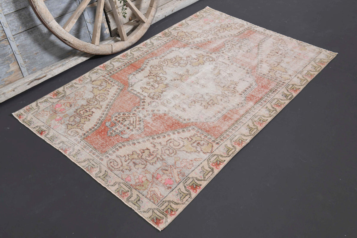 El yapımı vintage halı 135x211 cm oryantal desenli yün - yakın çekim doku detayı