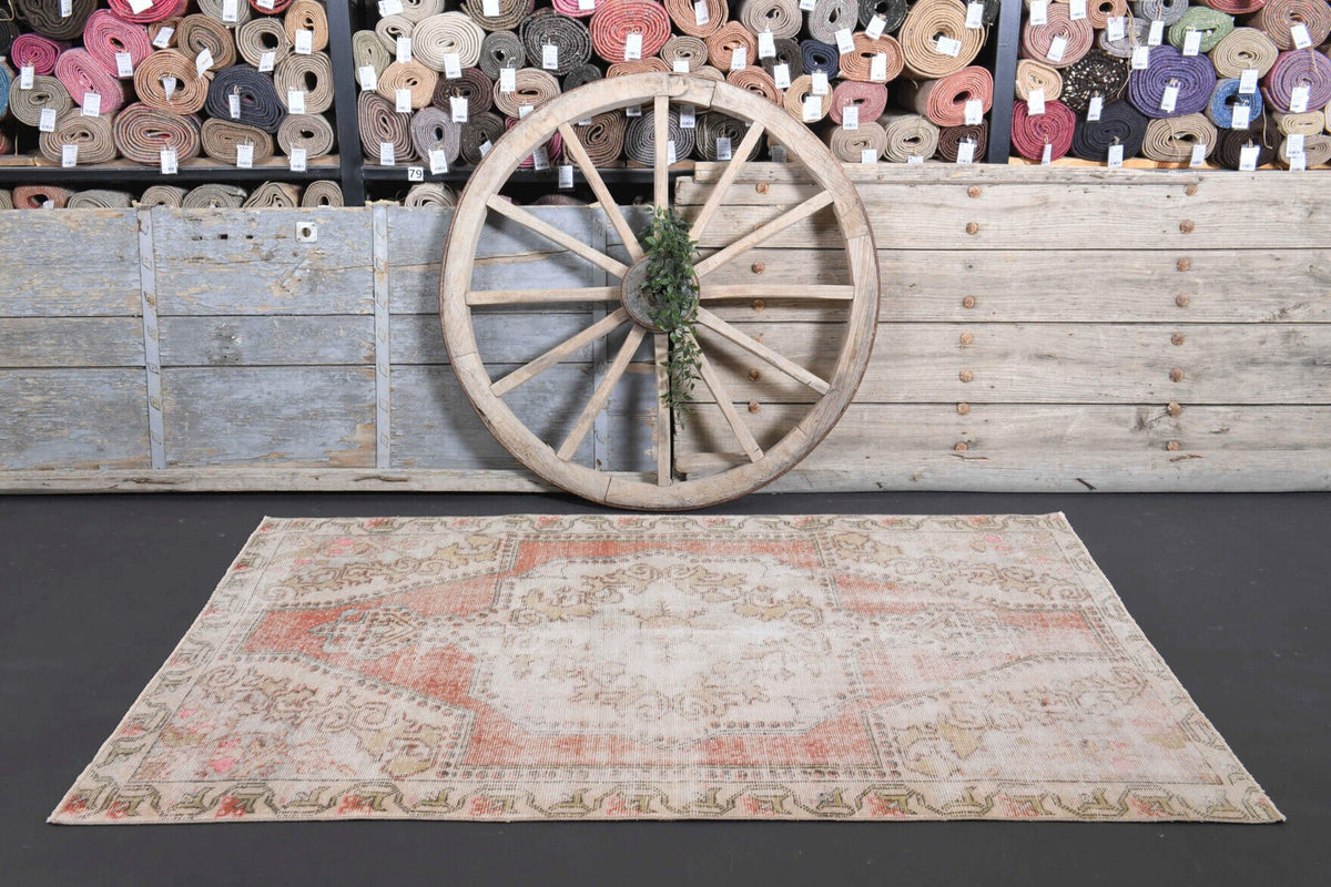 El yapımı vintage halı 135x211 cm oryantal desenli yün - kenar ve saçak detayı